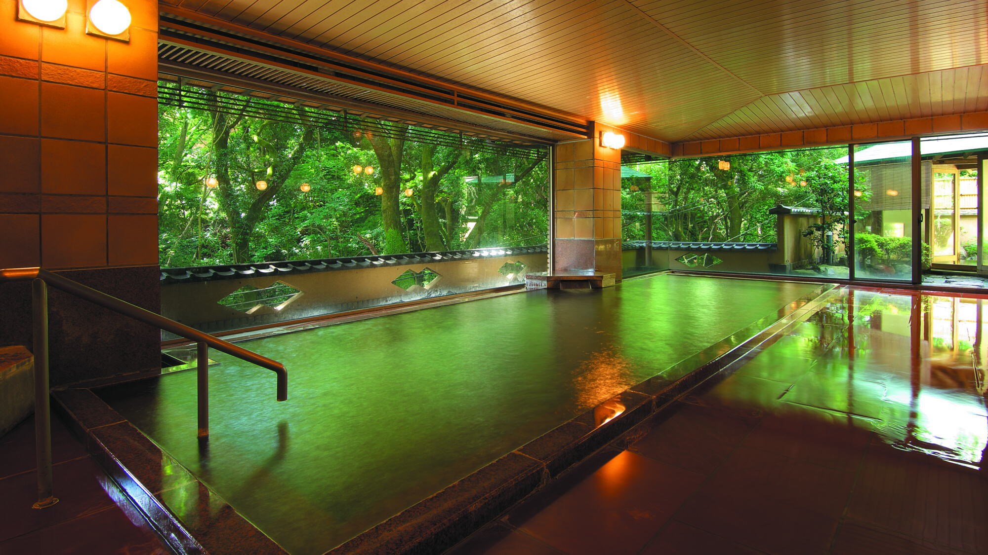 A spacious public bath surrounded by trees