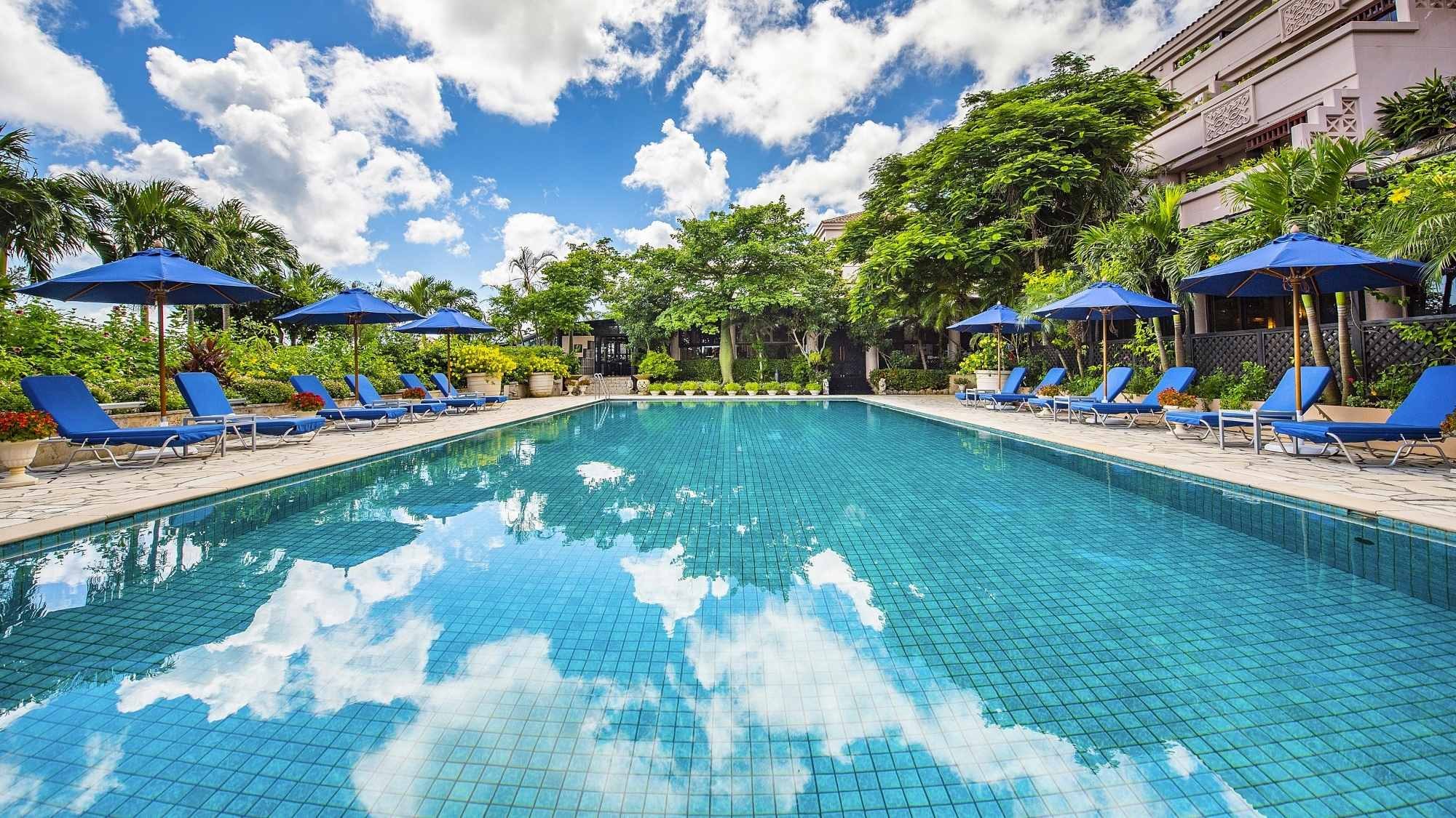 [Pool/Main Building] A pool exclusively for guests in the main building. Available from sunrise to sunset. There is also a children's pool.