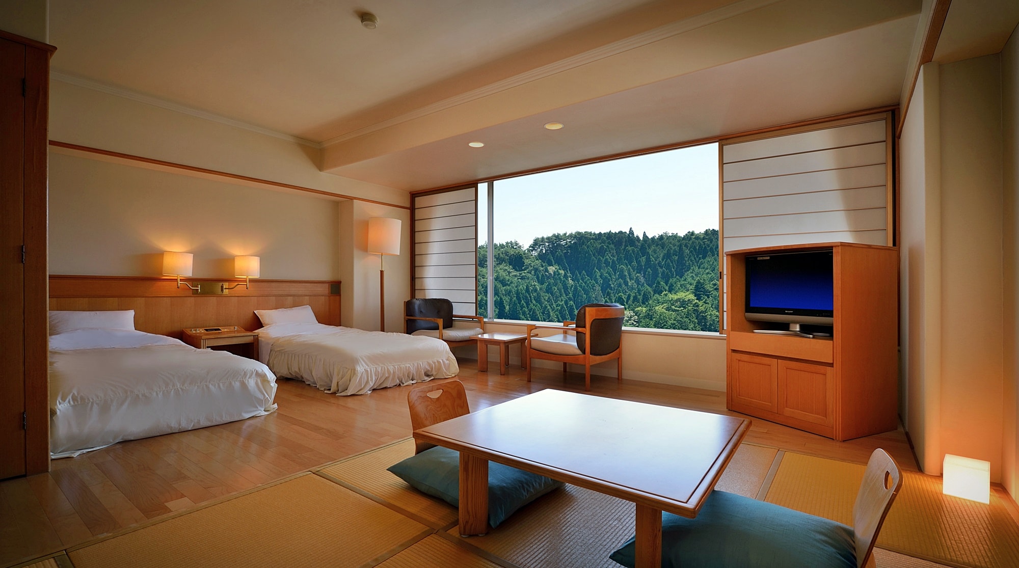[Mountain side / 3 types of Japanese-Western style rooms with different tastes] Shounkaku - 2 beds + tatami living room. A moment to be healed by the green of the trees.