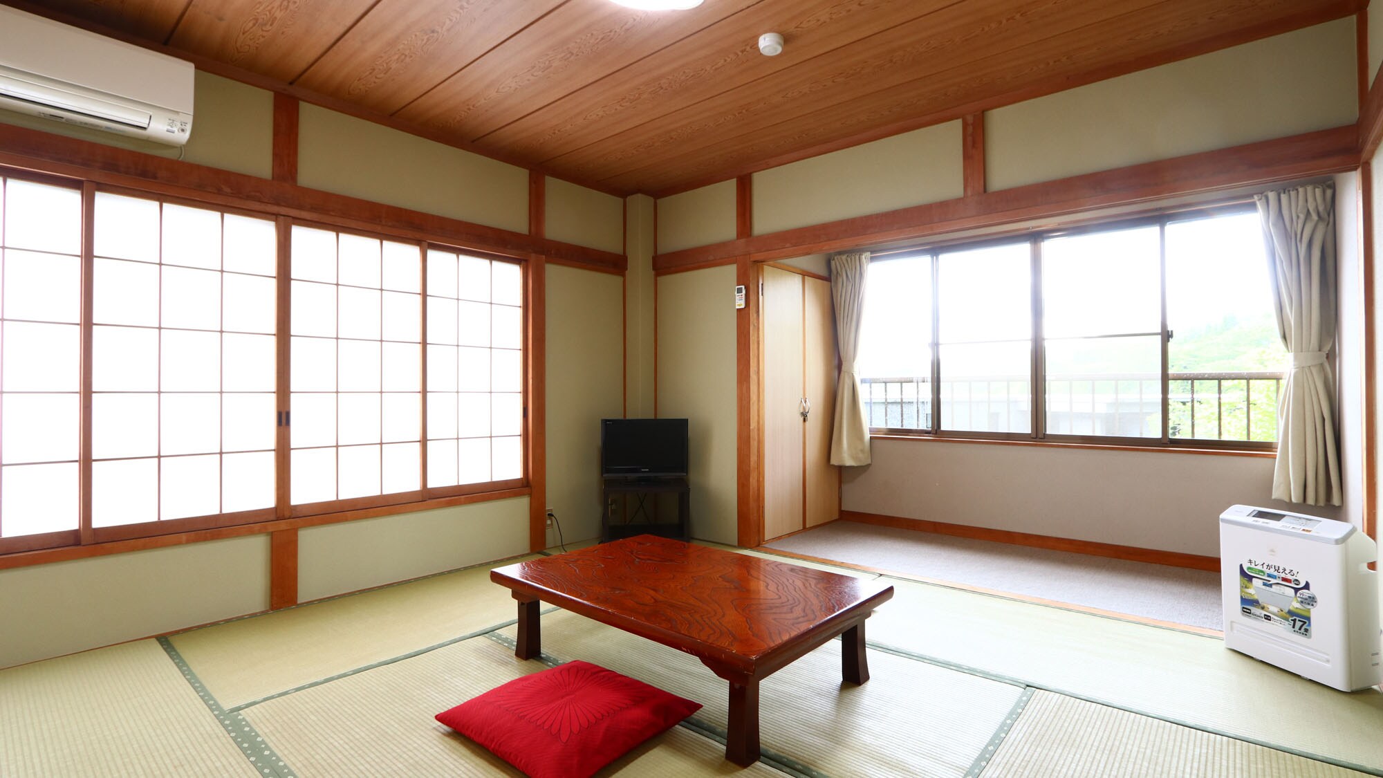 [Guest room] 8 tatami mat Japanese-style room on the 3rd floor*