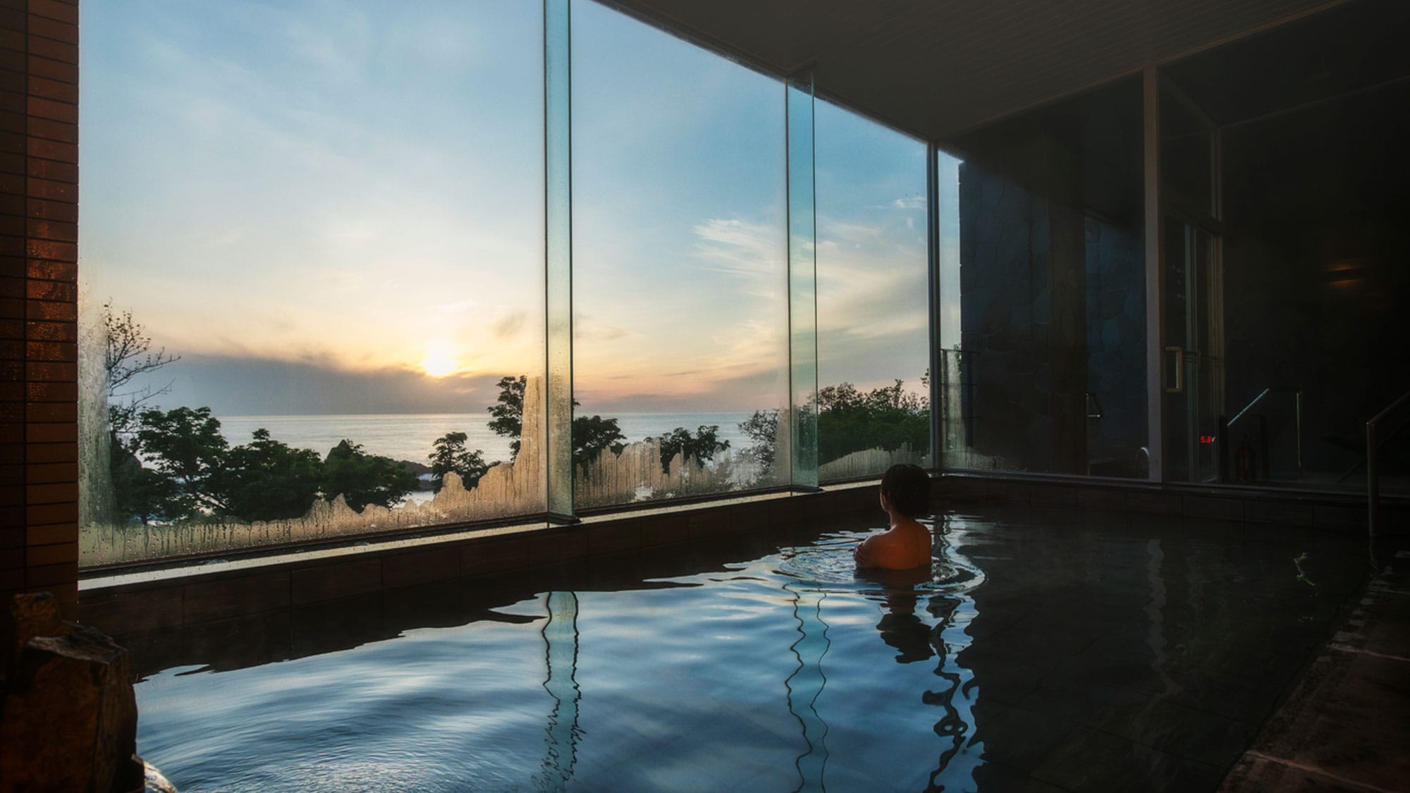 [อ่างอาบน้ำขนาดใหญ่] อ่างอาบน้ำขนาดใหญ่ที่มองเห็นทะเลโอค็อตสค์