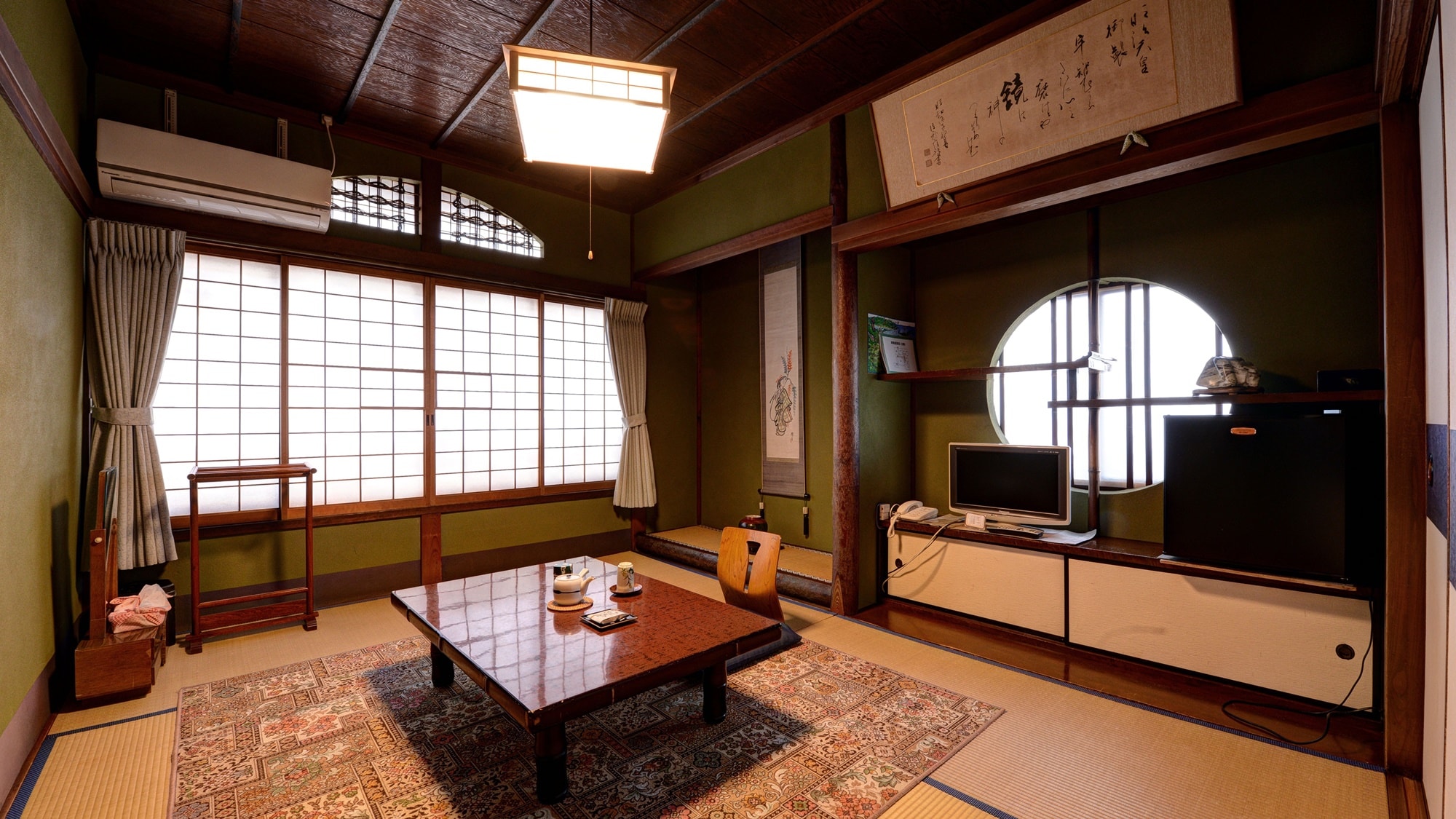 * [Japanese-style room with 6 tatami mats] You can see the streets of Miyazu from the window. Shoji screens are also elaborately made.