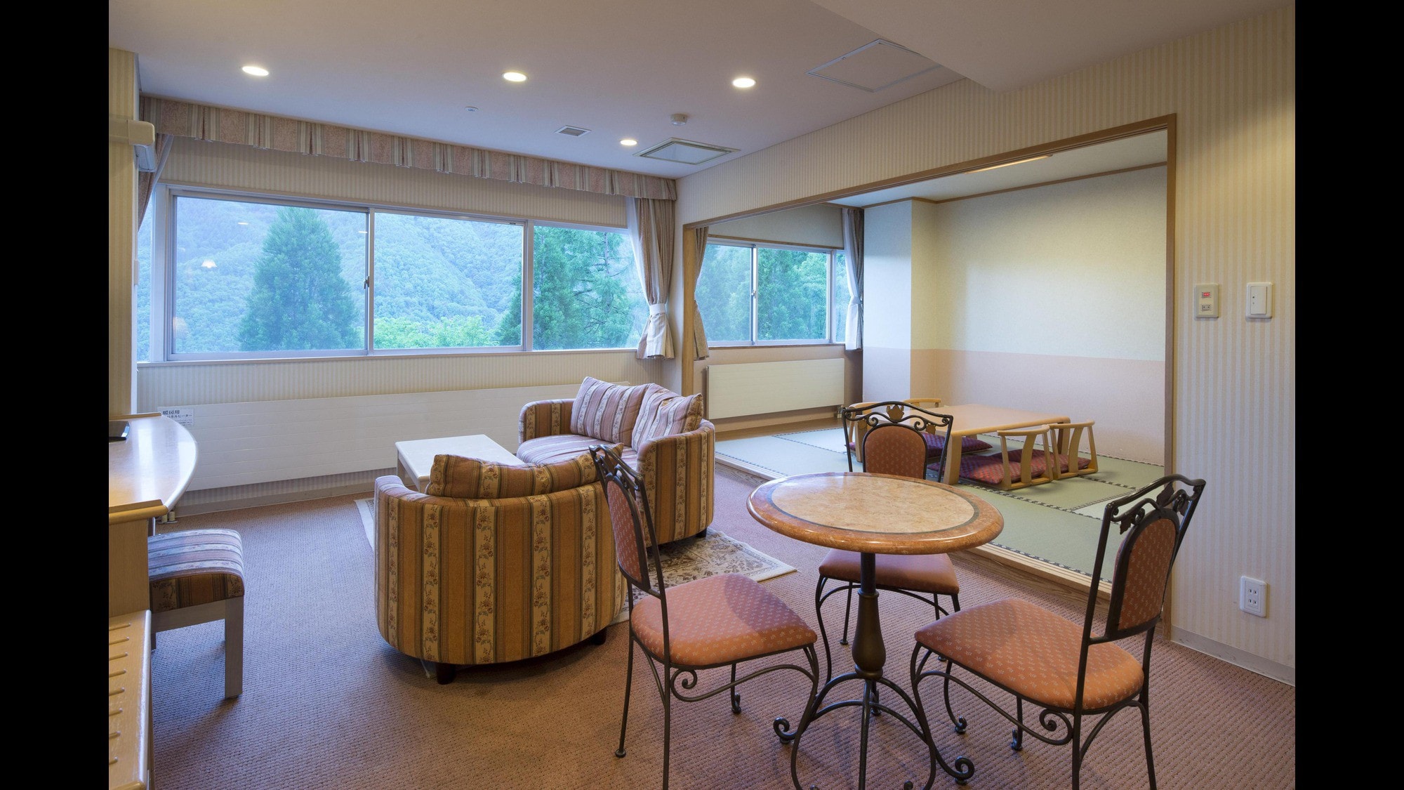 ■Modern Japanese-Western room with living room■