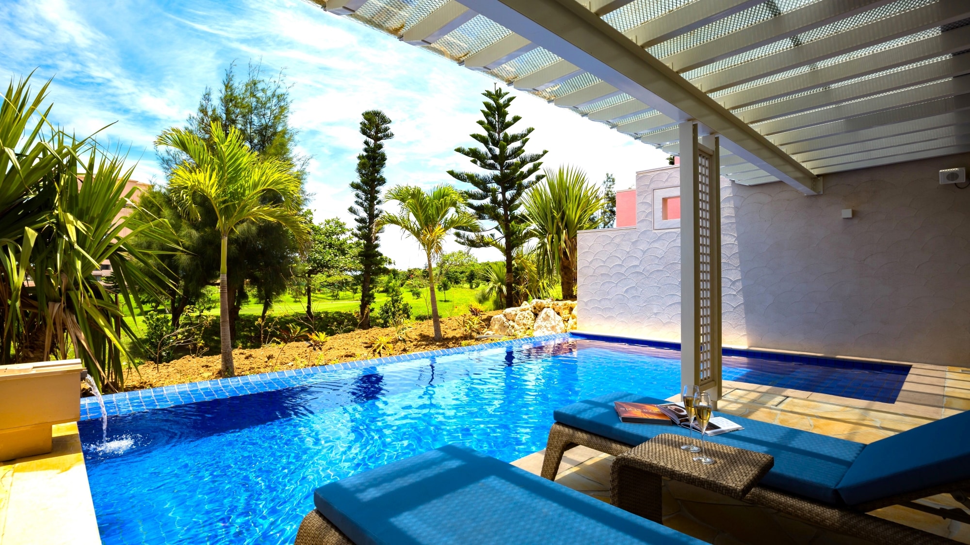 【泳池別墅Premier 1F】 露台設有私人泳池，水面蔚藍耀眼。