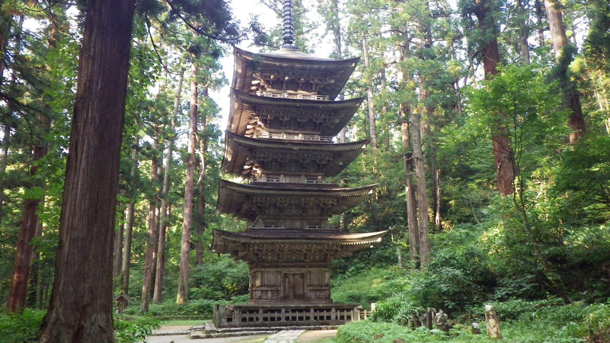 * [Pagoda Lima Lantai] Silakan kunjungi saat Anda datang ke Gunung Haguro.