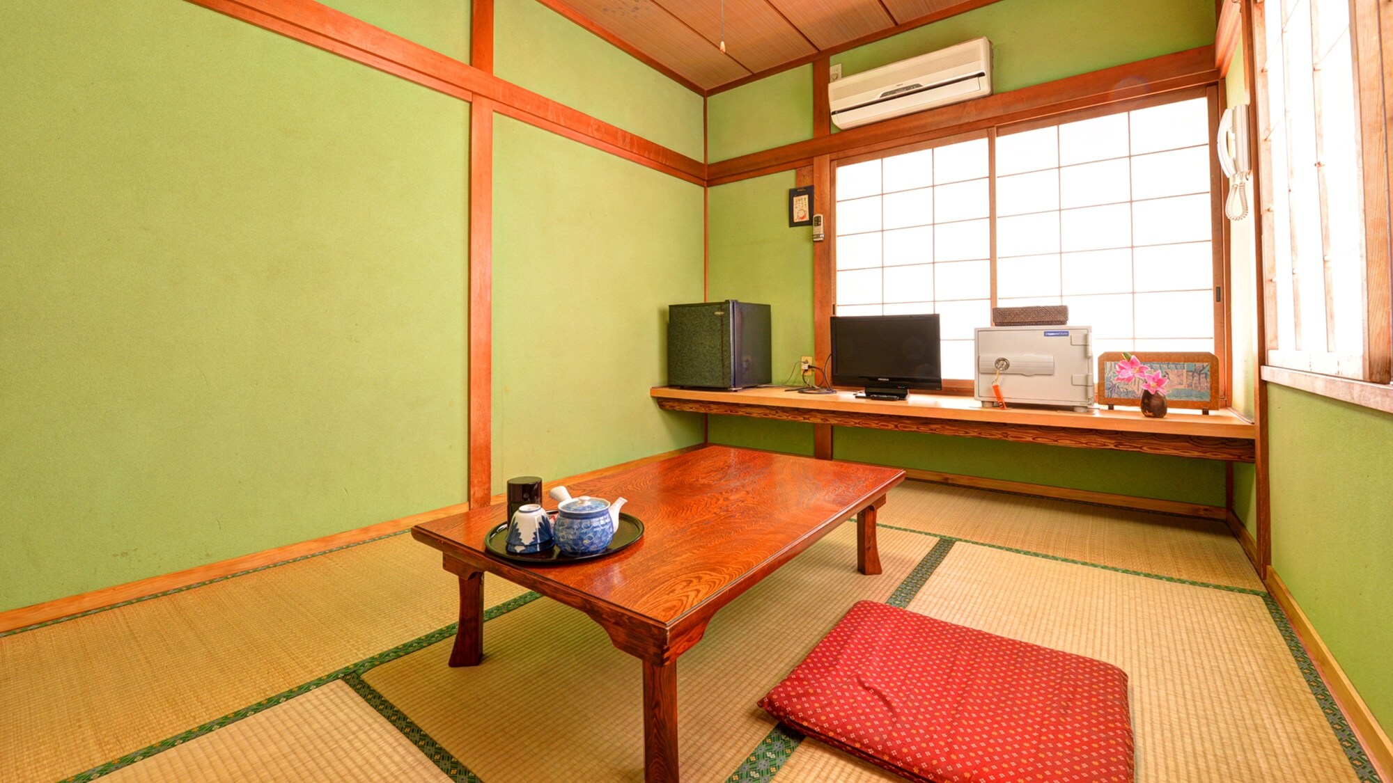 *Japanese-style room (6 tatami mats) (example of guest room)/A simple yet well-maintained room. Enjoy a relaxing island time.