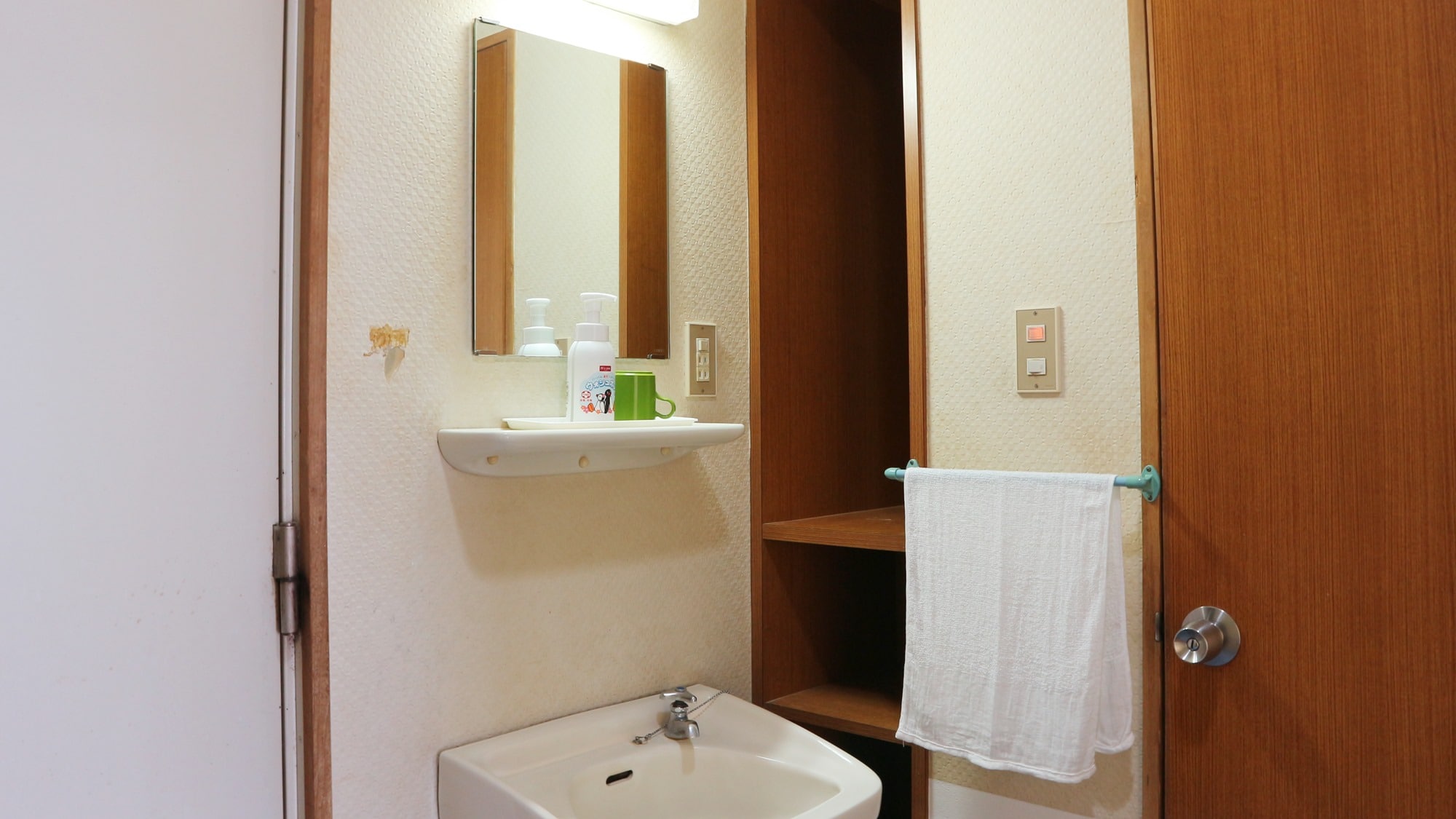 *Guest room sink/All rooms have a sink