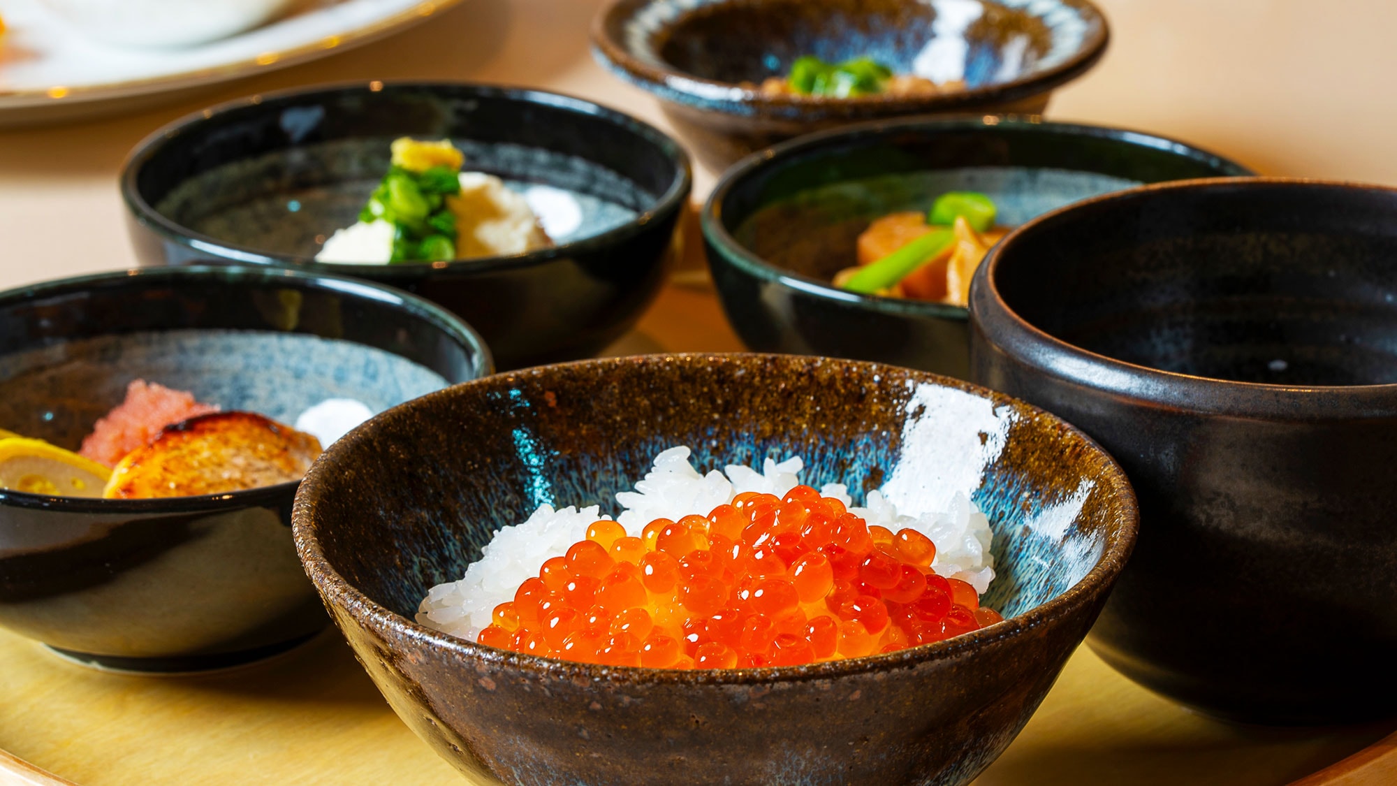 [Breakfast buffet] You can freely combine freshly baked bread, traditional hotel curry, homemade Chinese porridge, and vegetables.