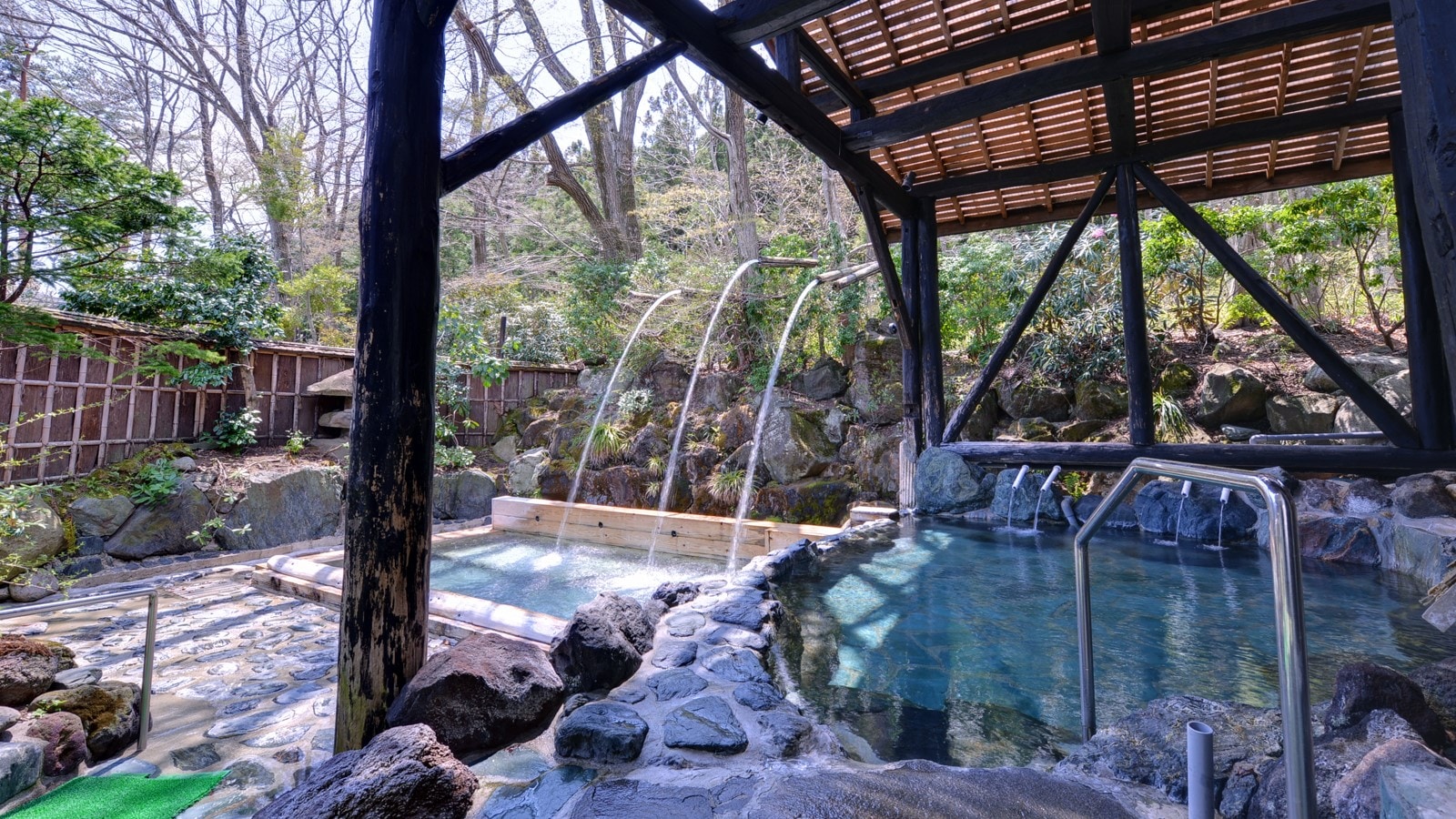 ※男浴场（露天浴池）/由茅草屋顶浴池和瀑布浴池组成的露天浴池。两者都有着独特的氛围。