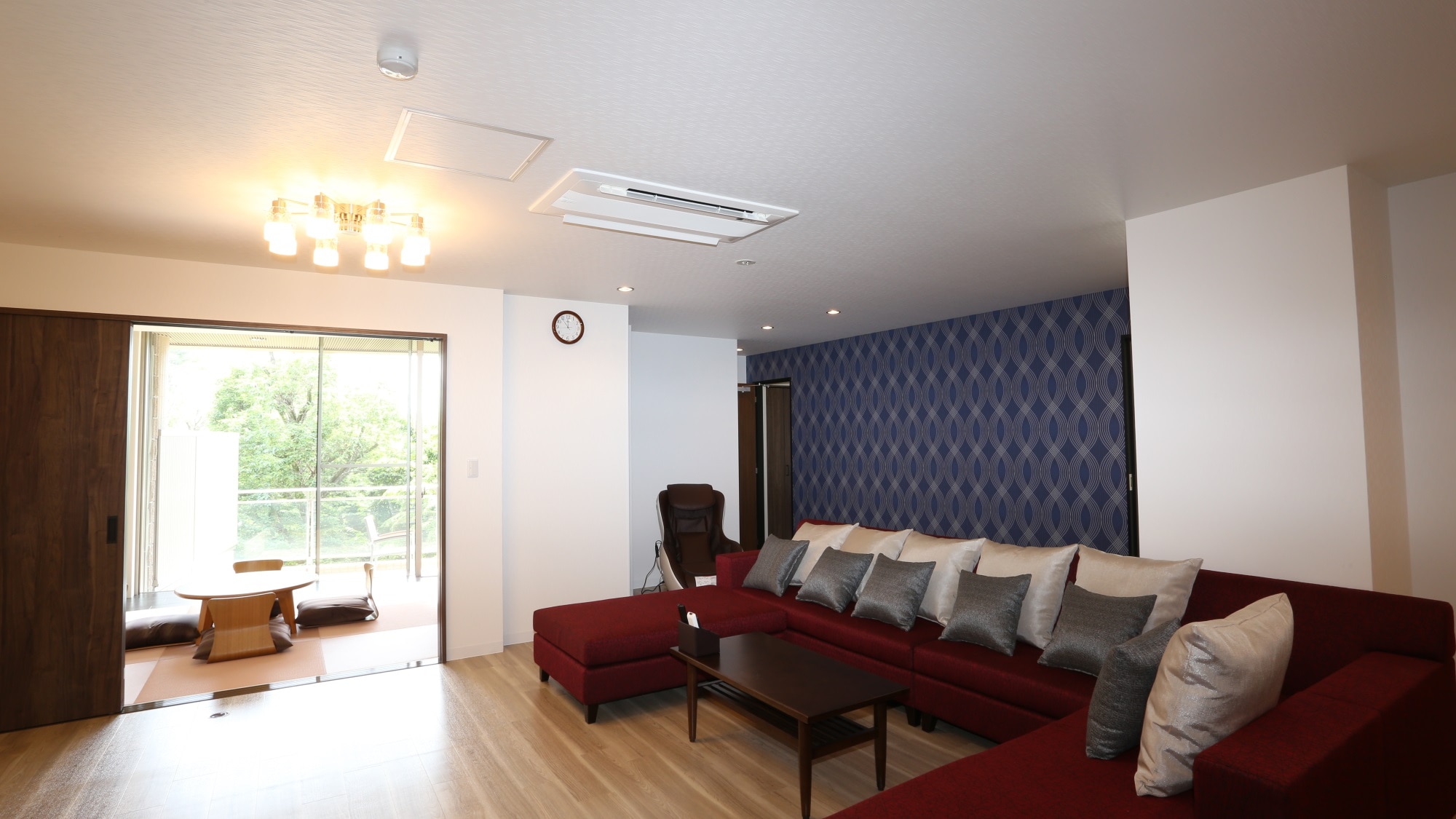 [Example of a Deluxe Room] This spacious Japanese-Western style room offers an outstanding feeling of openness.