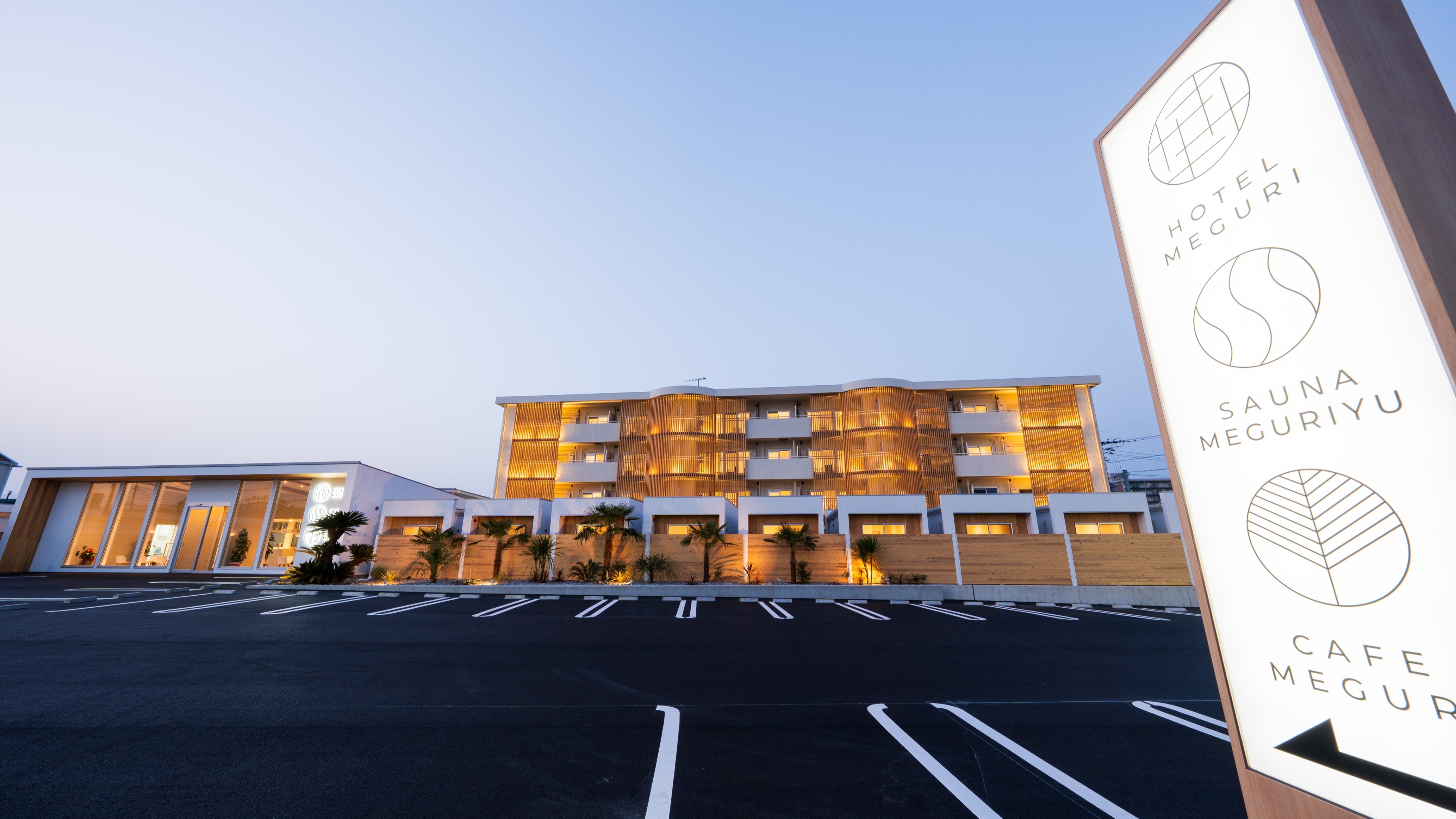 HOTEL MEGURI, which has accommodation facilities, a hot spring facility, and a cafe