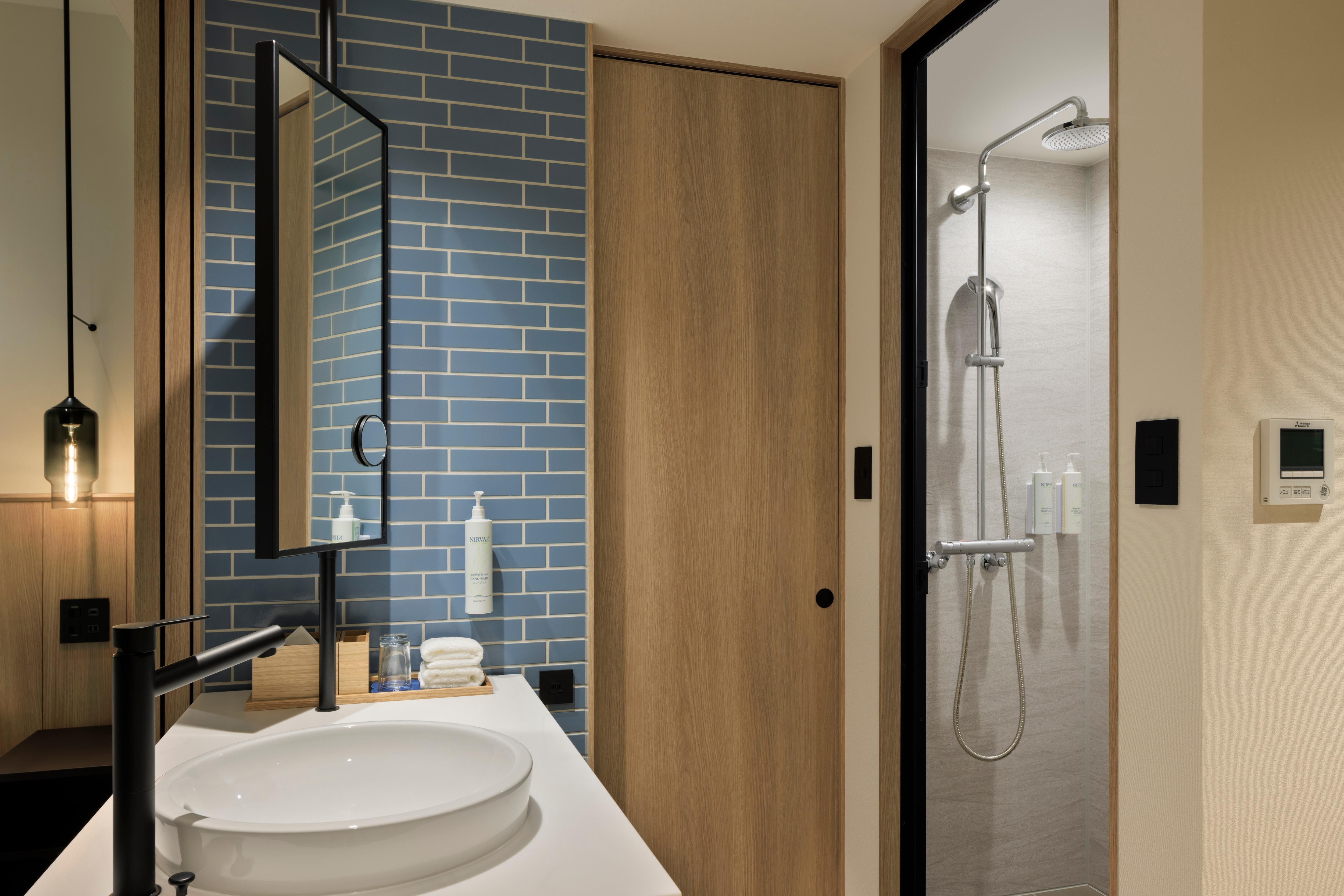 Bathroom: The bath and toilet are separate, so you can use your time efficiently when getting ready to go out in the morning.