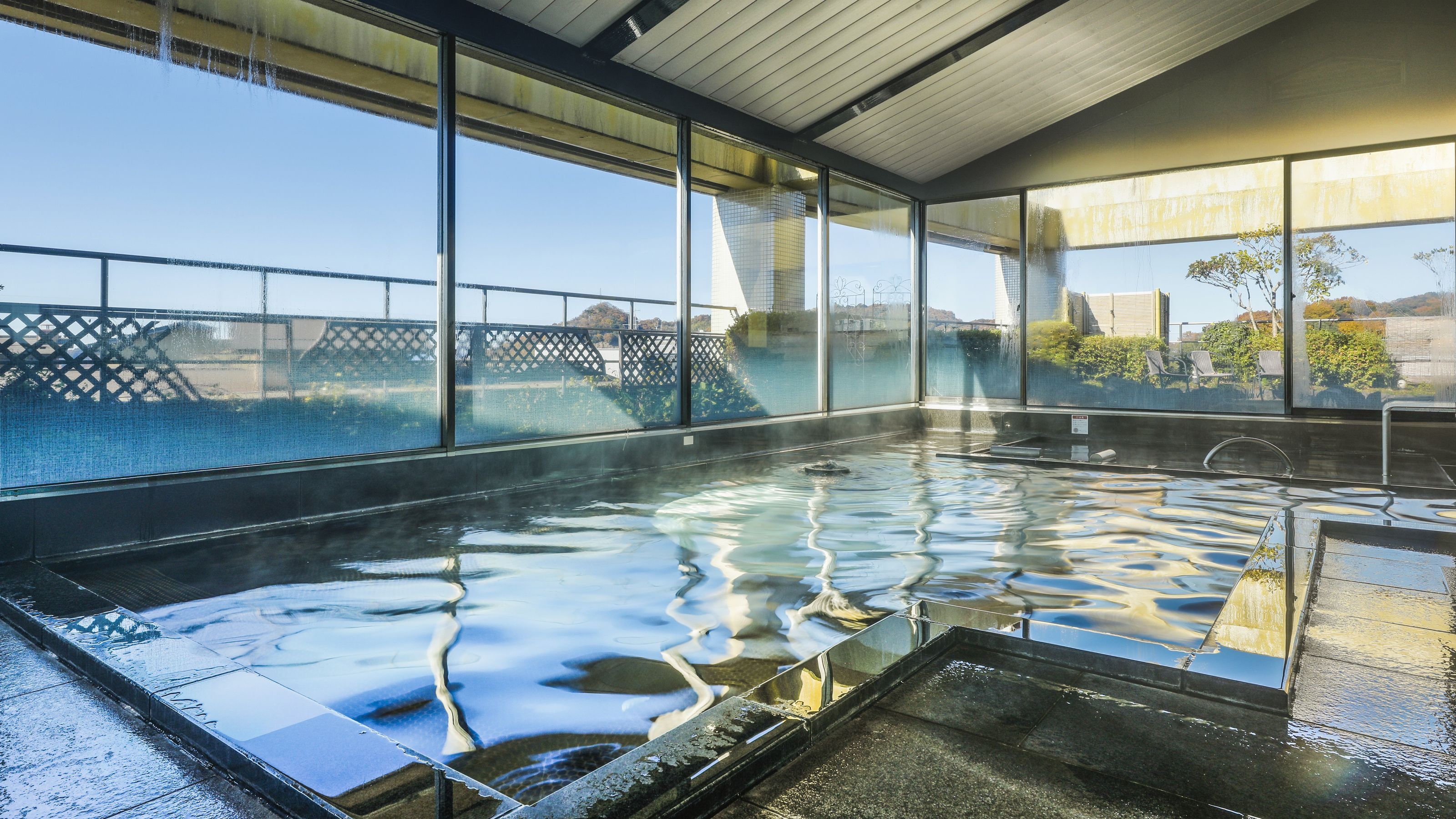 *Open-air bath on the rooftop and adjacent large bath "Tsuki-no-yu": Glass-enclosed for a great sense of freedom (men's and women's baths are switched in the morning and evening)
