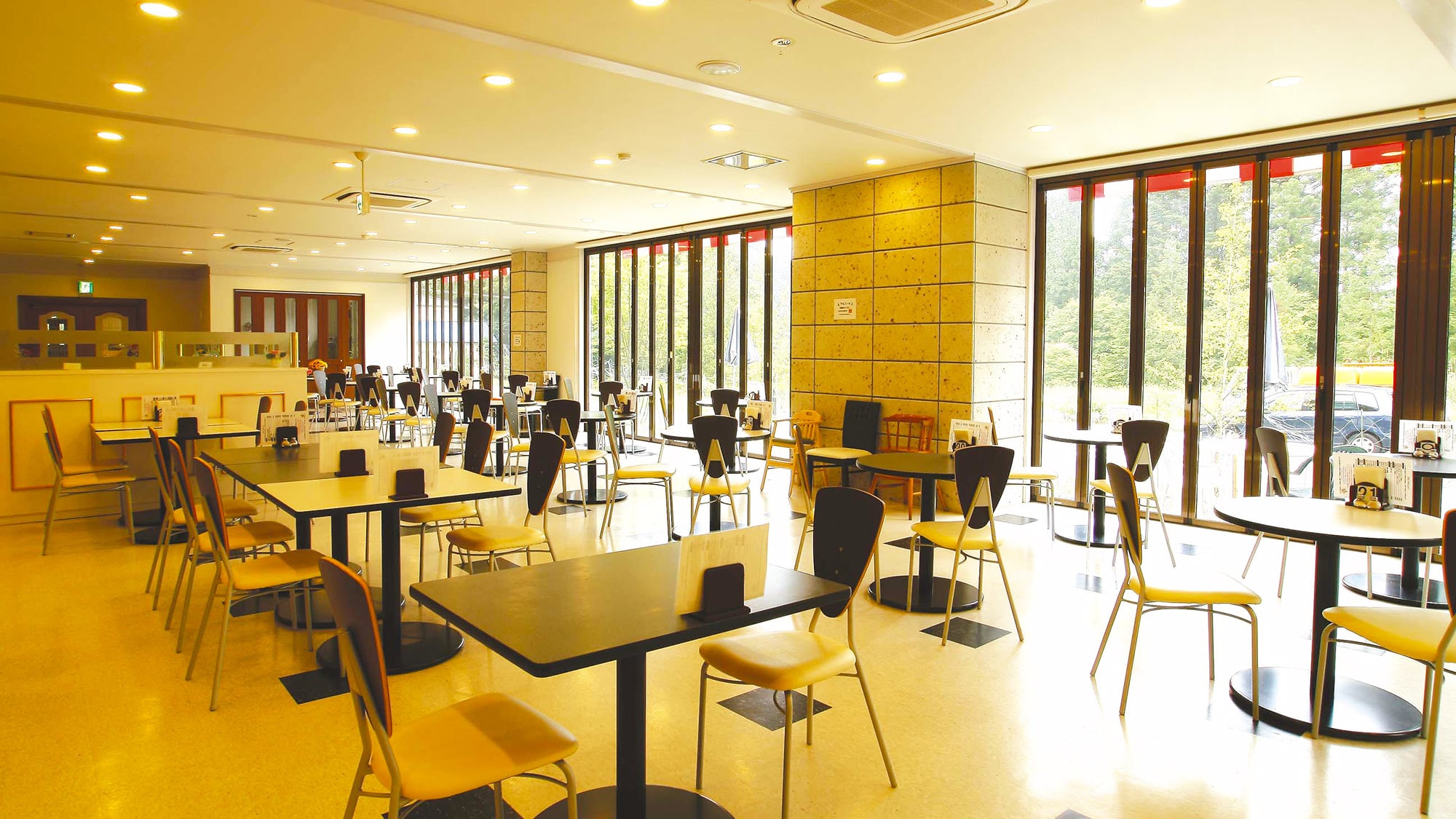 [Dining] Breakfast is served in a terrace-style dining room filled with bright light.