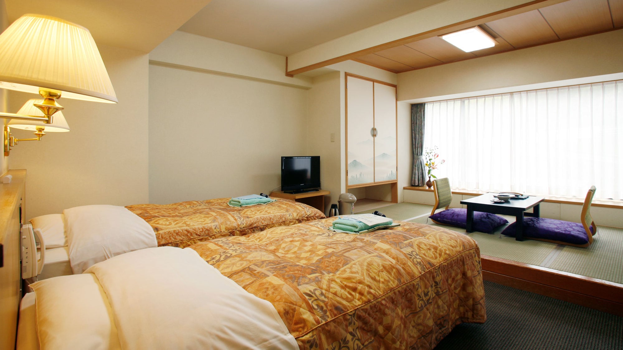 Main building lower floor "Japanese-Western style room" / Japanese-Western style room based on refined Western taste. (Example guest room)