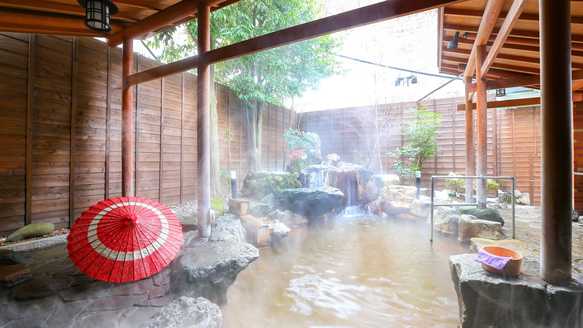 Open-air bath "Golden hot water (Kogane no Yu)"