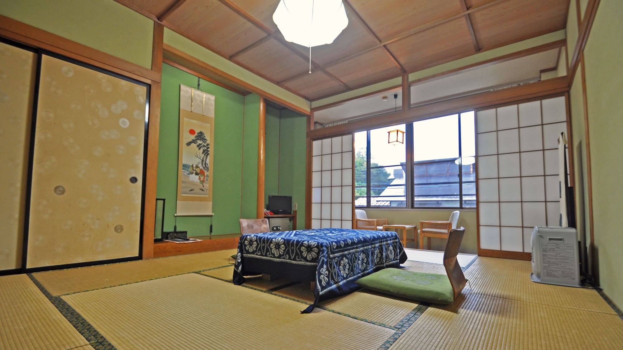 [Japanese-style room with 10 tatami mats (no toilet)] A calming tatami room.