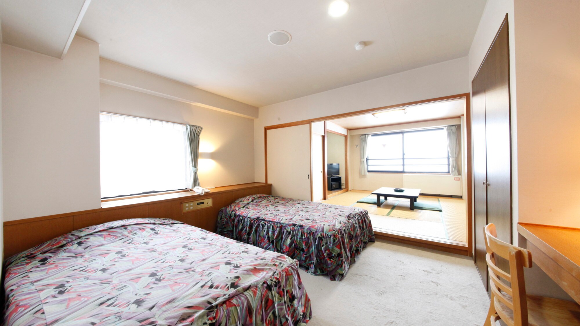 [Kamar bergaya Jepang-Barat] Kamar dengan 2 tempat tidur semi-double besar dan 8 tikar tatami.