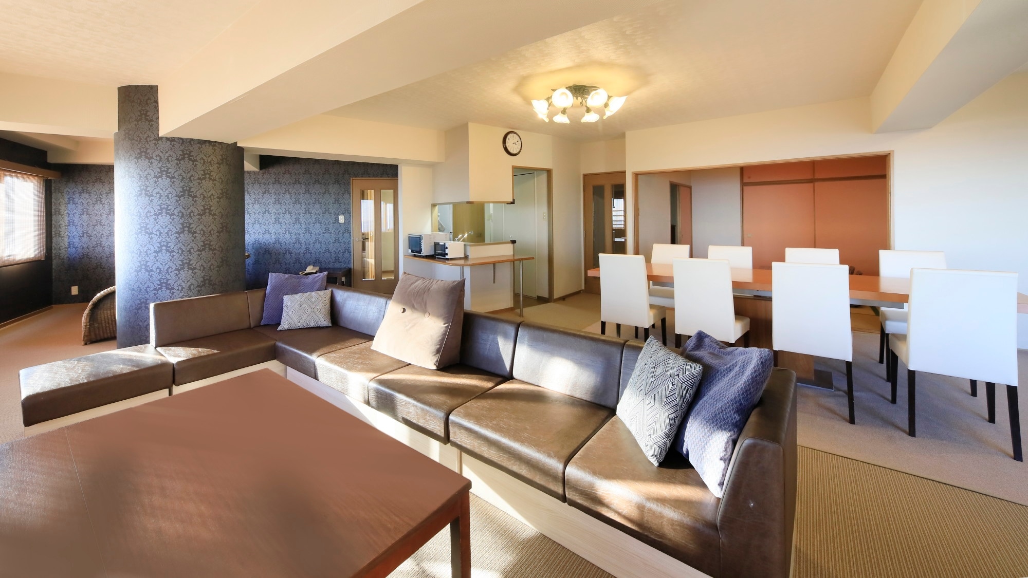 [Grand Room Example] A room with a large sofa where you can enjoy chatting with everyone.