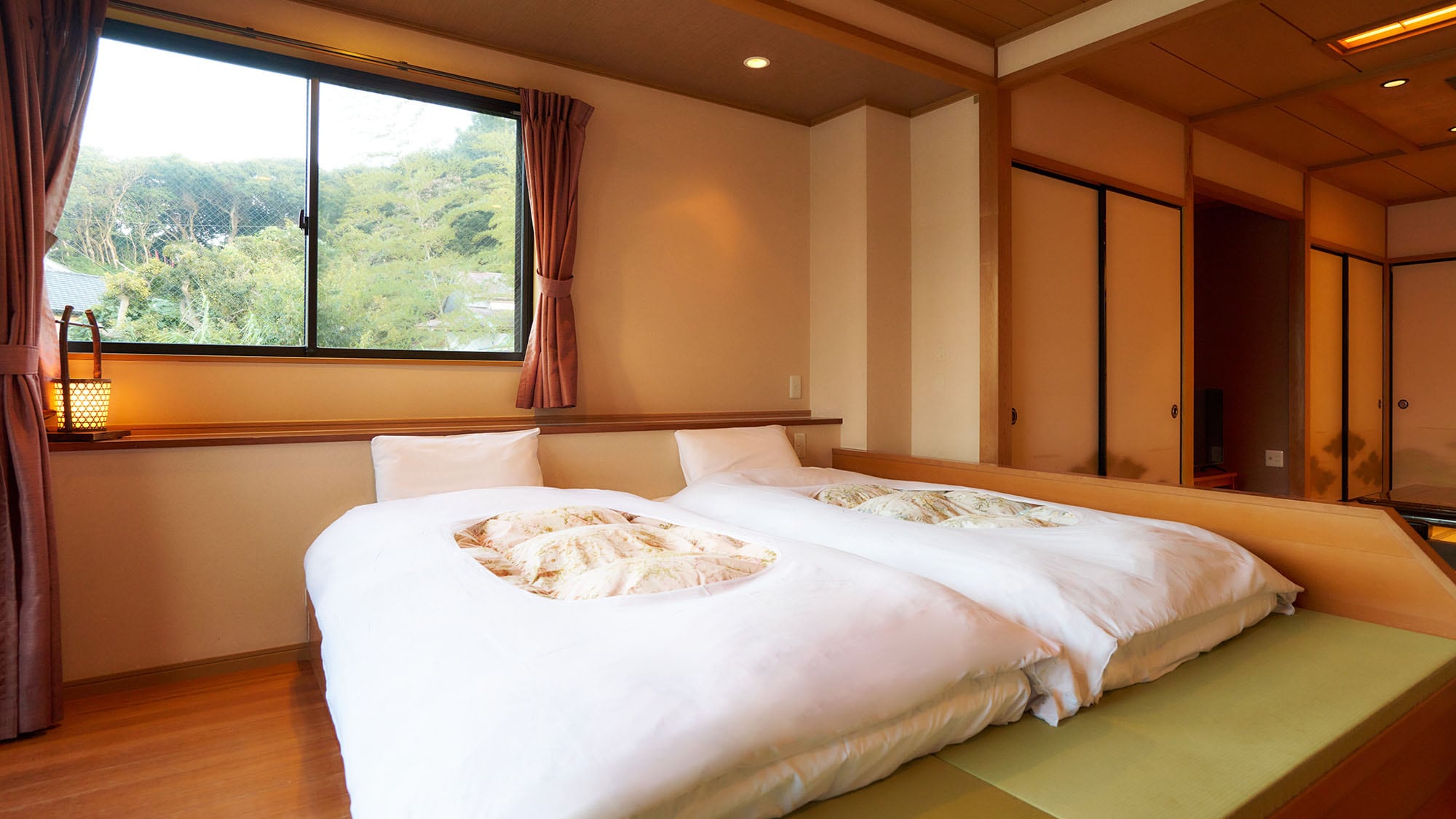 ・[Guest Room/Takasago] A spacious room with a Japanese-style room of 12 tatami mats and a Western-style room of 10 tatami mats. Enjoy a relaxing stay with your loved ones.