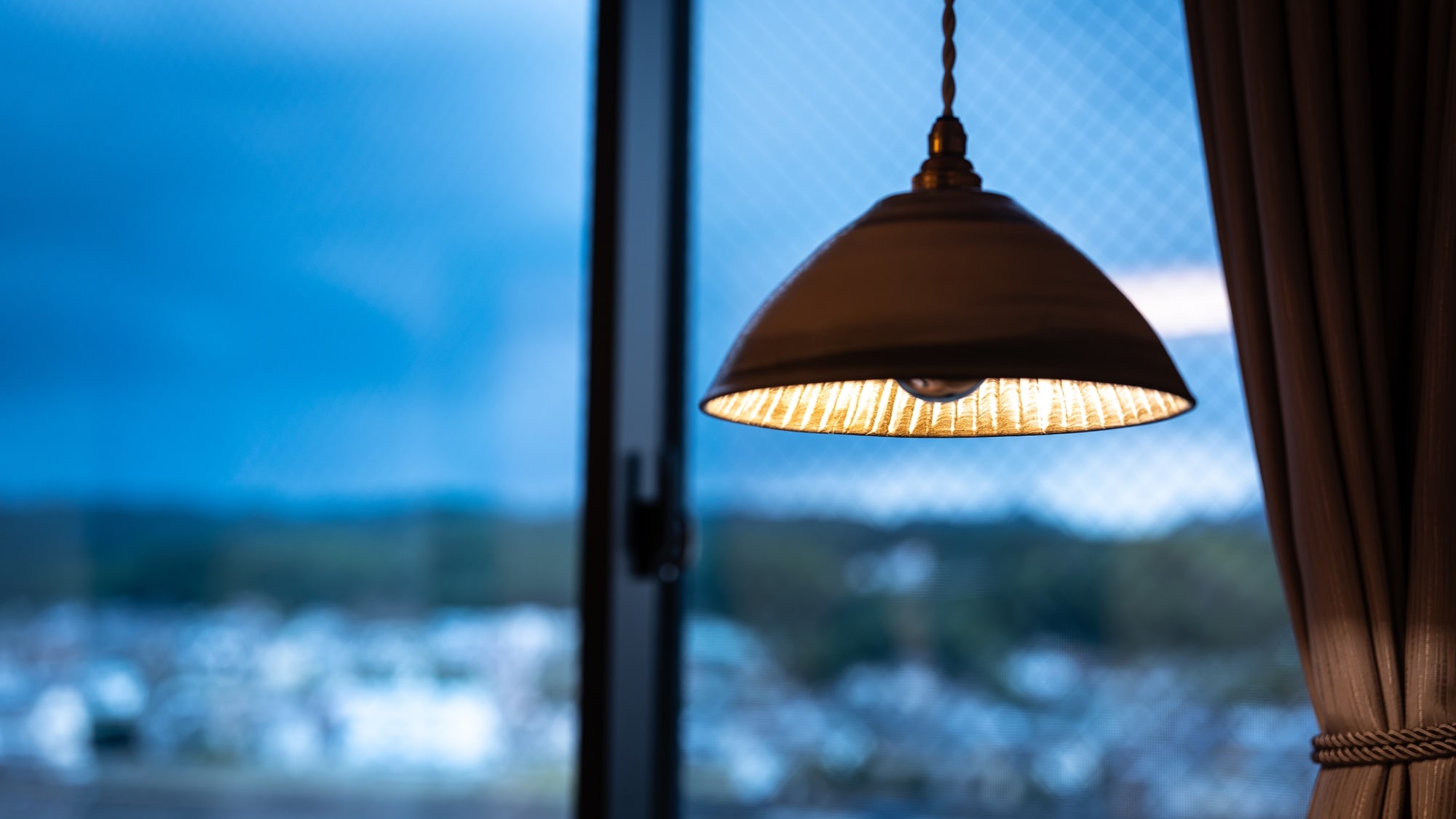 With a refreshed body, the gently flowing Mikuma River and a single light illuminate the scene.