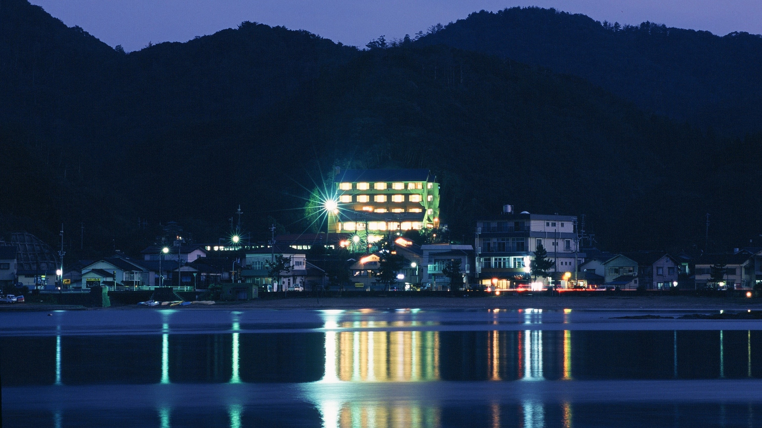 "Karagi" is located on the mountainside overlooking Shibayama Bay
