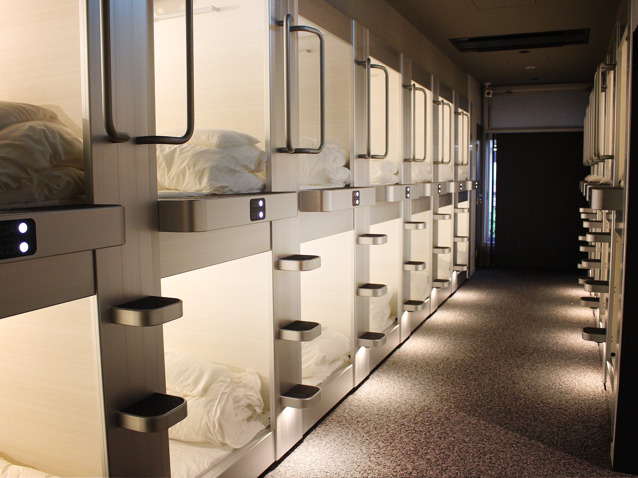Women's Capsule Room (24 beds)