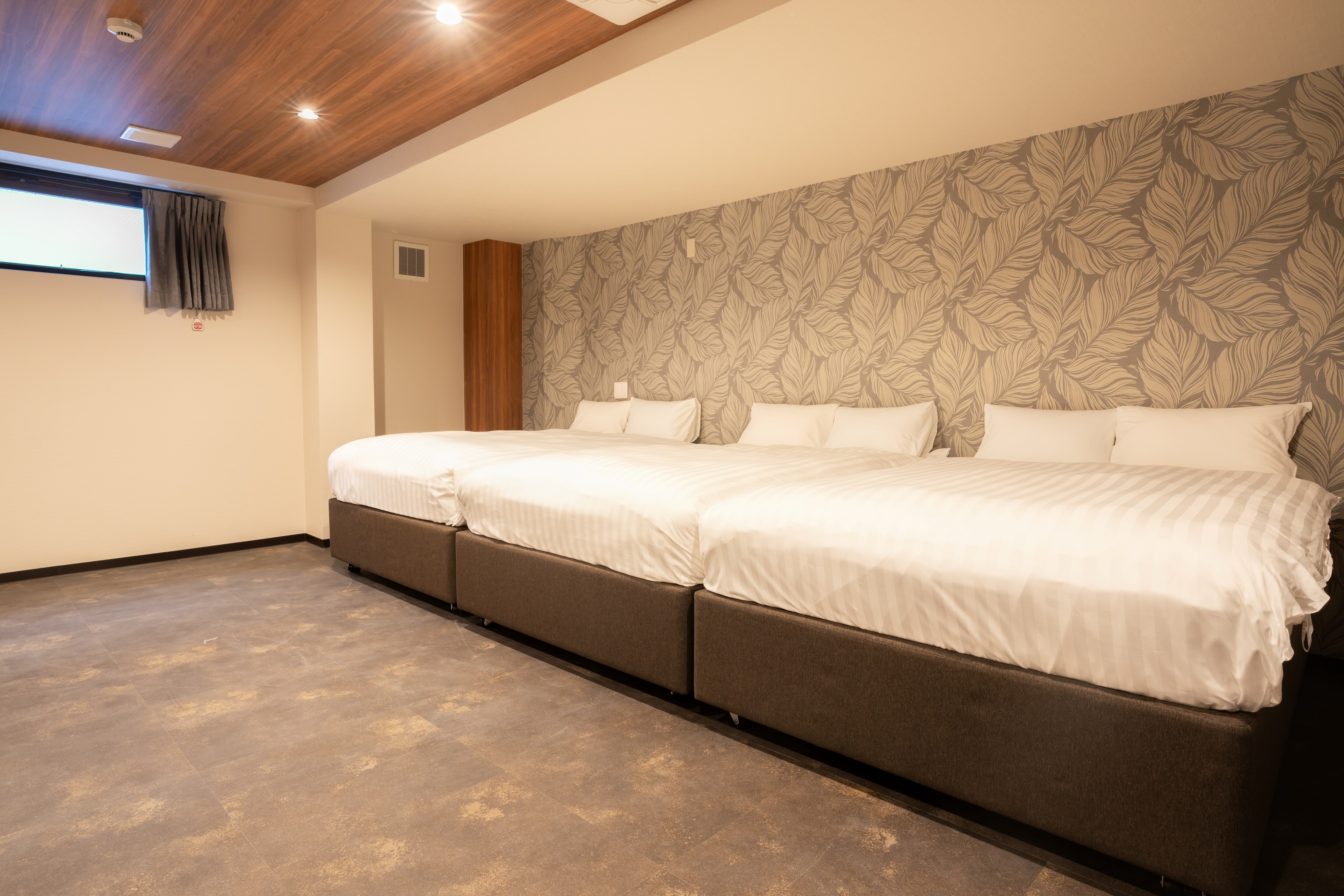 New building Deluxe room with 3 double beds