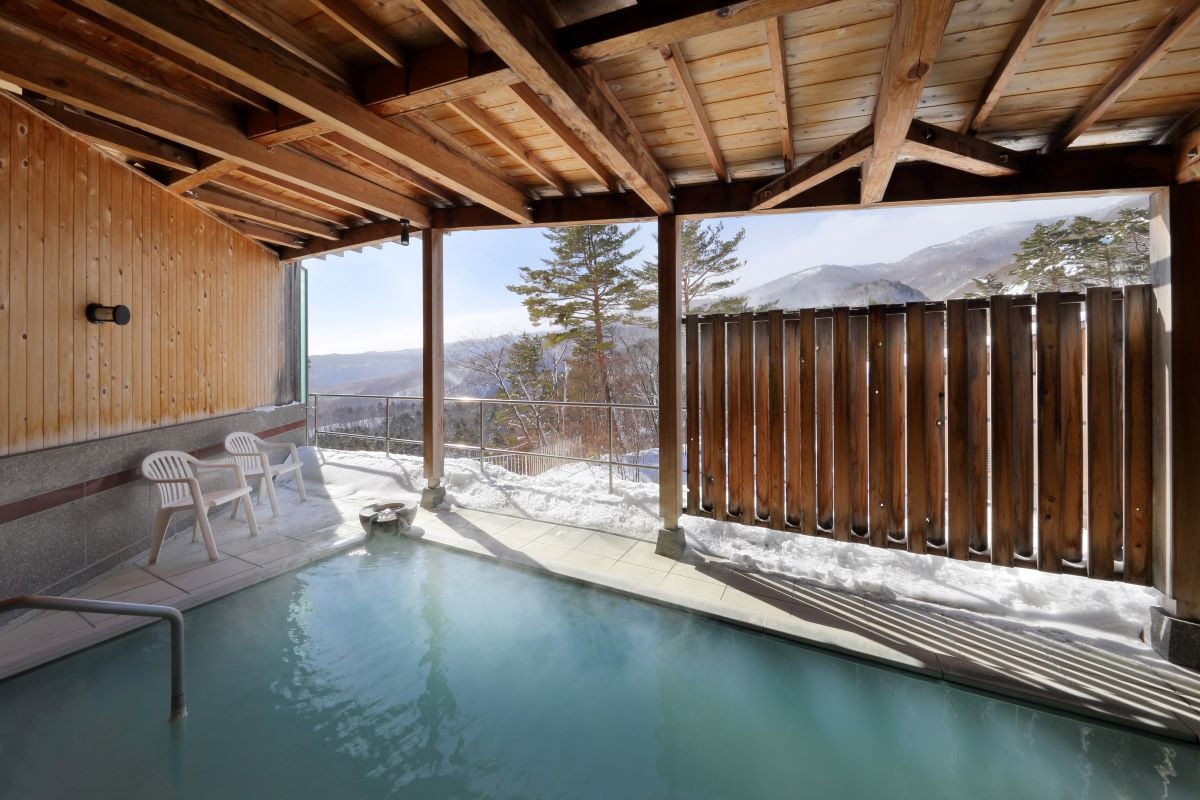 Open-air bath: The real thrill of winter-Yukimi bath-