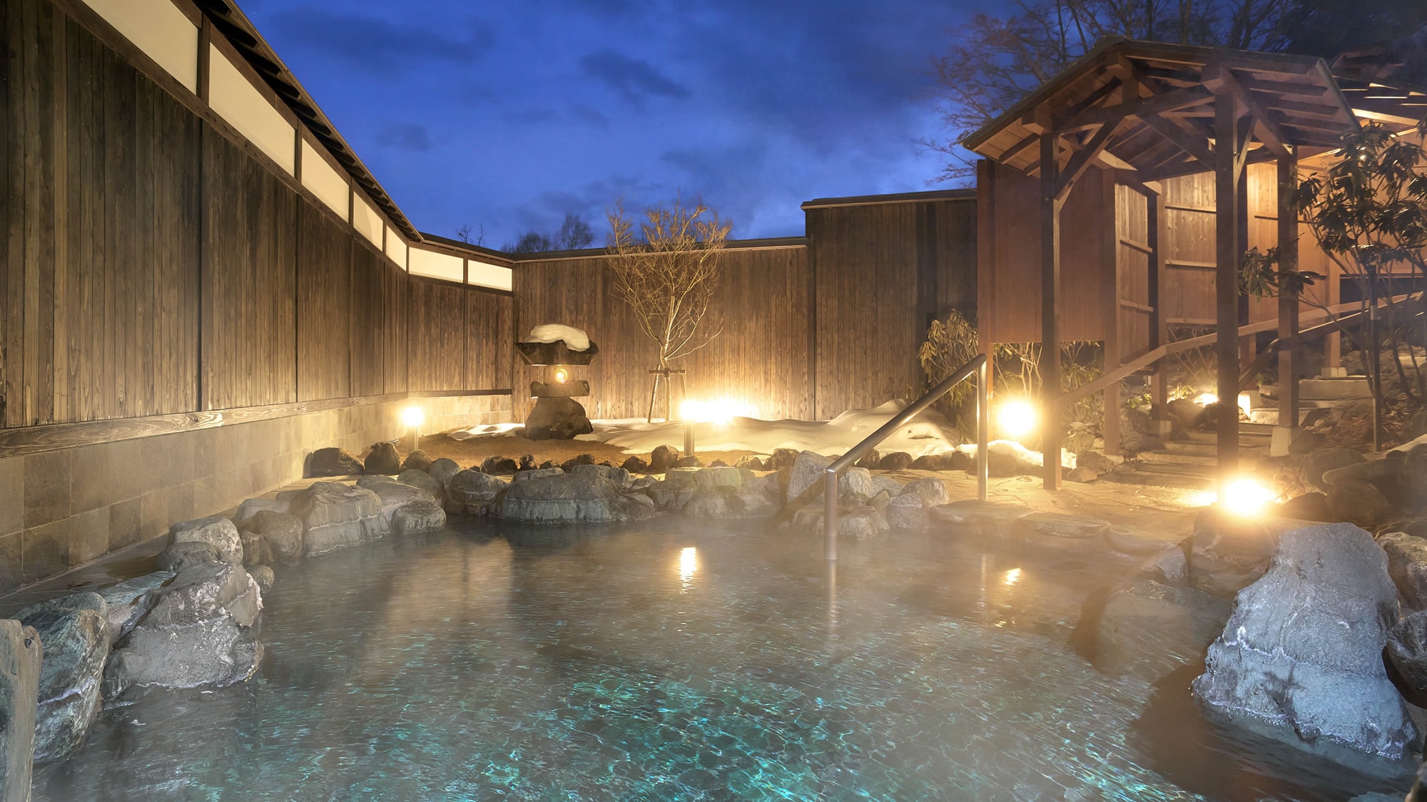  [Tắm nước nóng ngoài trời Fukunoyu (phòng tắm dành cho nữ)] Hãy tận hưởng bồn tắm ngoài trời ở nhiệt độ phù hợp mà không cần thêm nước.