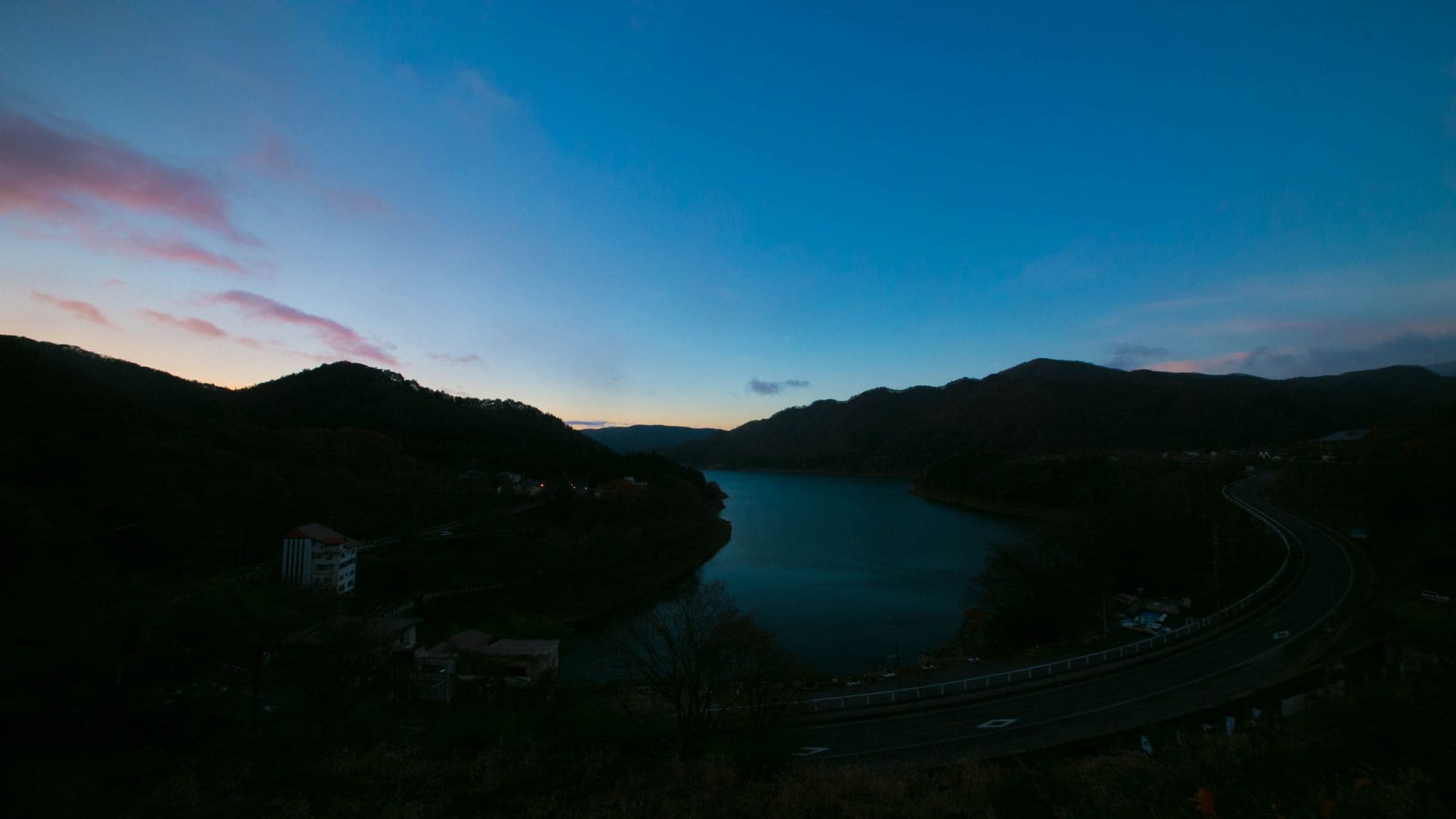 ■Lobby■～Akatani Lake (evening view)～