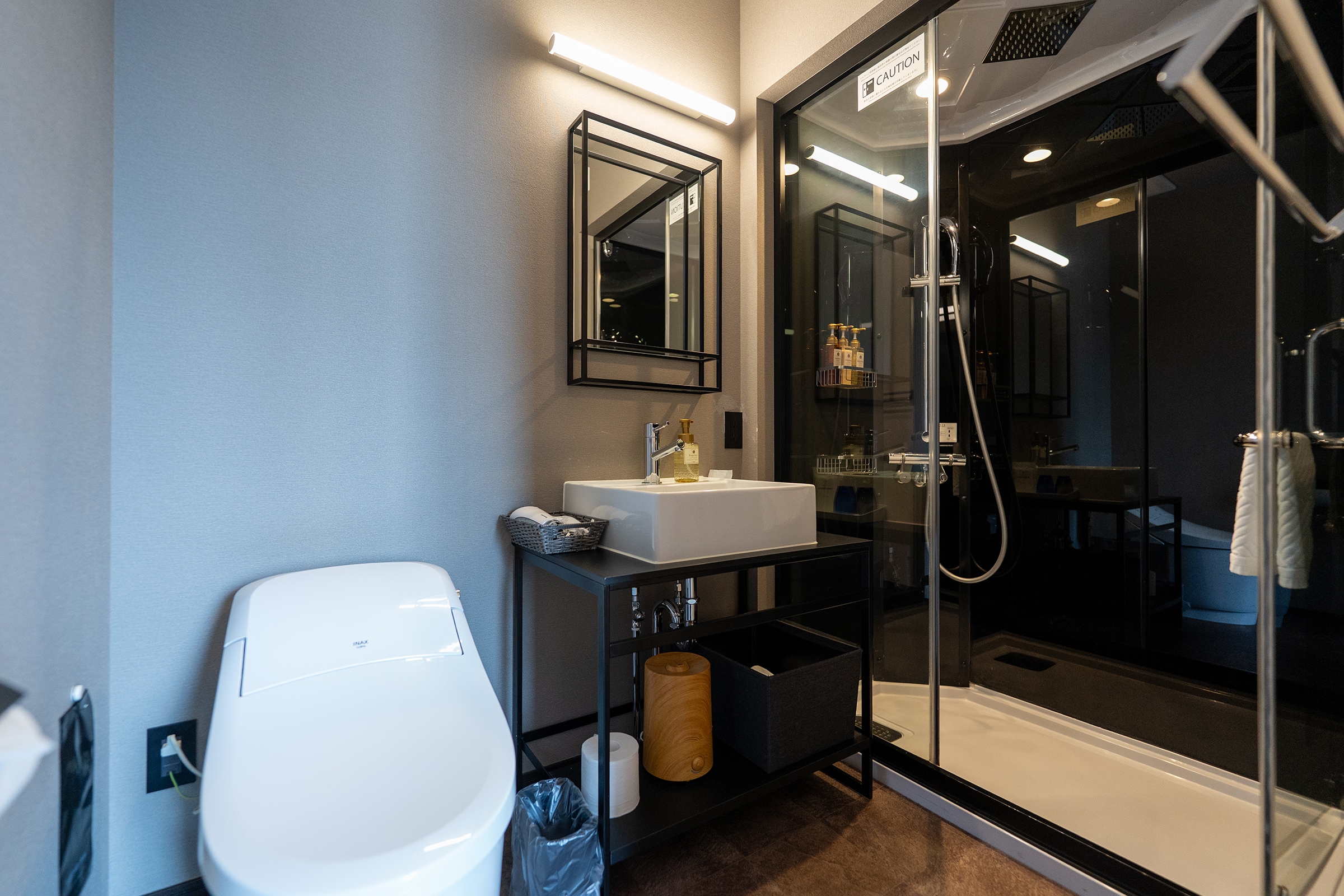 Bathroom and shower booth (single)