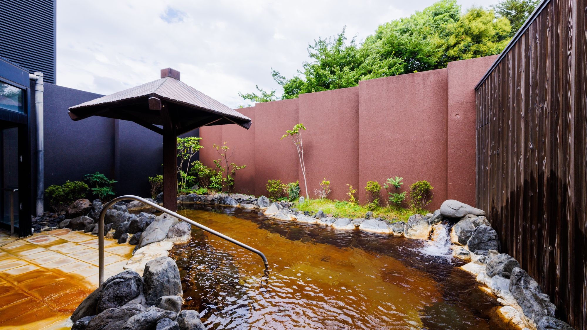 [Open-air bath] Relive the past in the spacious open-air bath.