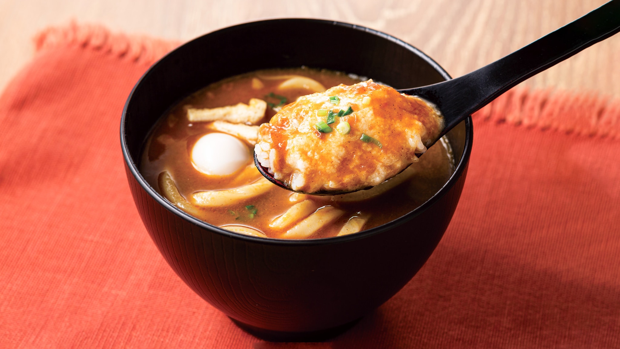 【豊橋風カレーうどん】器の底からごはん、とろろ、カレーうどんの順に入れてうずらの卵をトッピング！