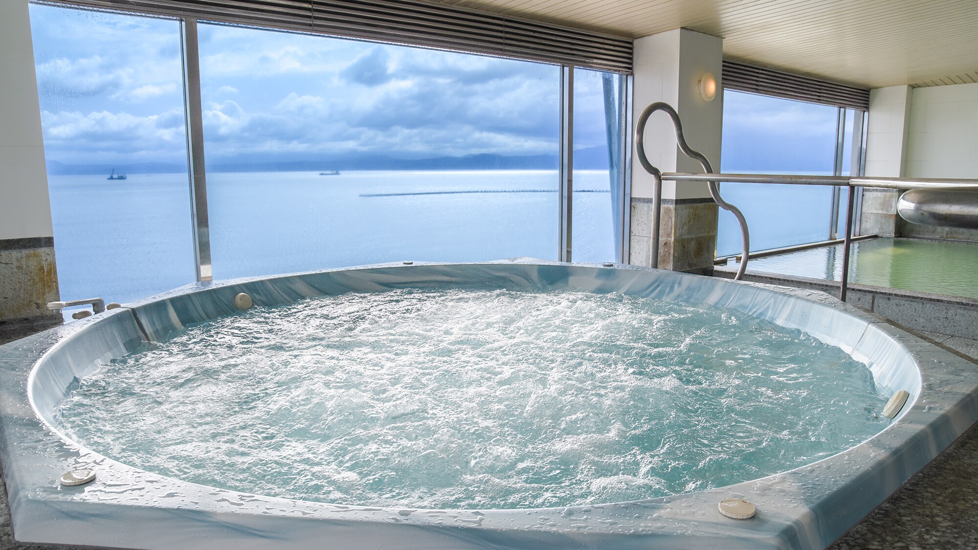 "Jacuzzi" in the large public bath on the 5th floor