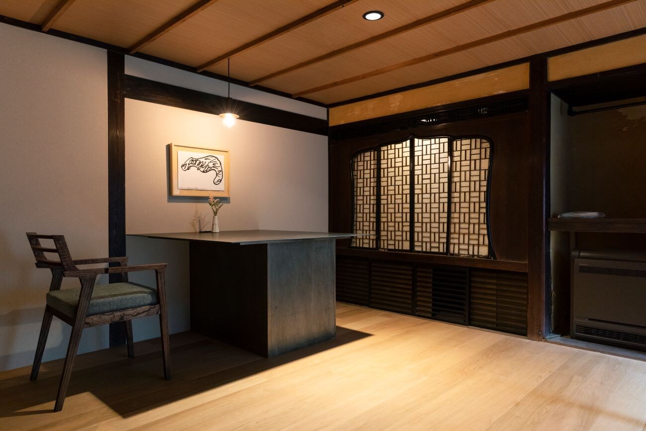 Kasumi (twin room) study space