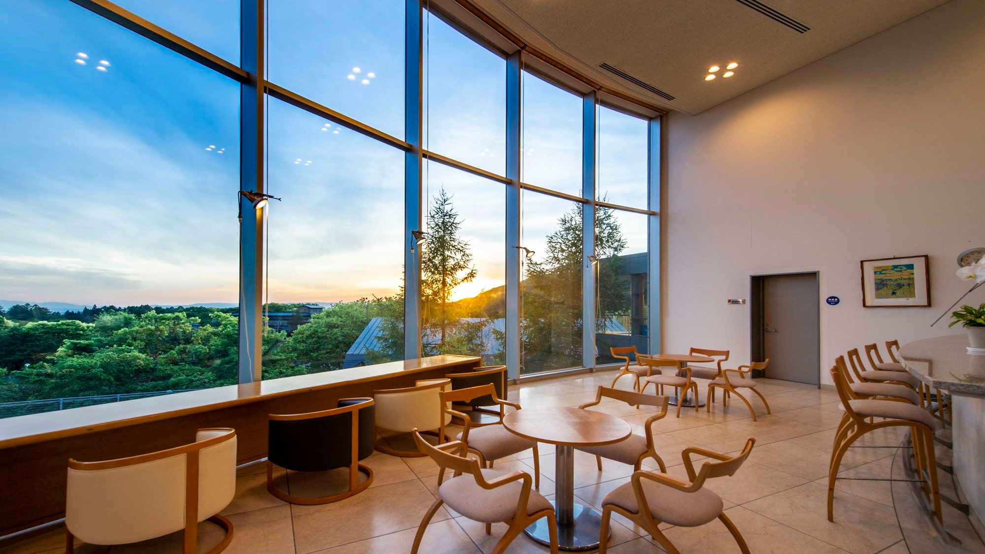 [Lounge "Hillside Terrace"] A place where you can watch the sunset. Drinks available as a sunset bar (charges apply)
