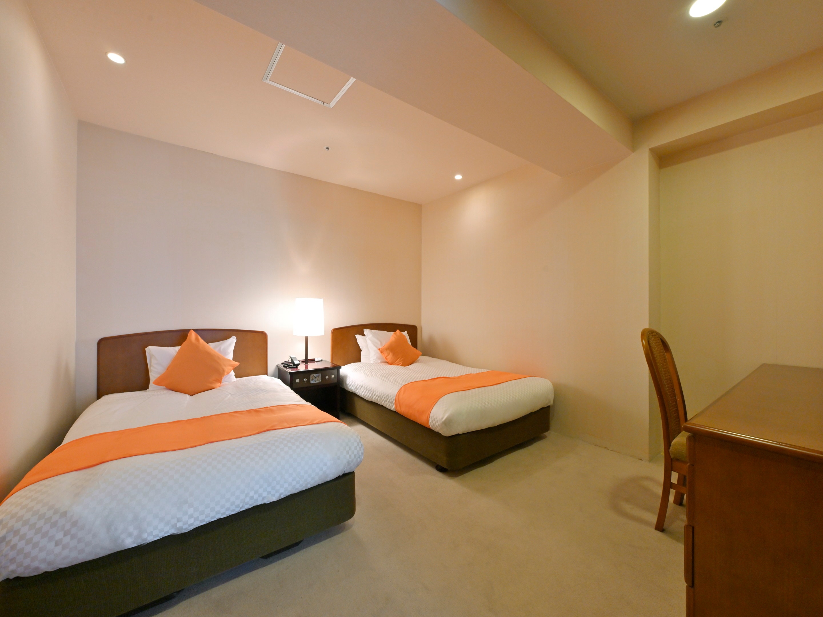 Modern Western-style room with moderate Japanese-Western style, 70 sq m, with mountain view.