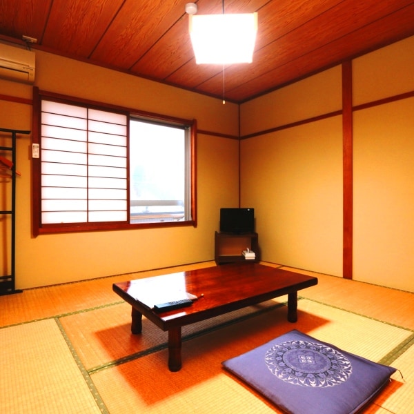 [Guest room] Main building: 8 tatami mats. Rooms without toilets. Reasonably priced.
