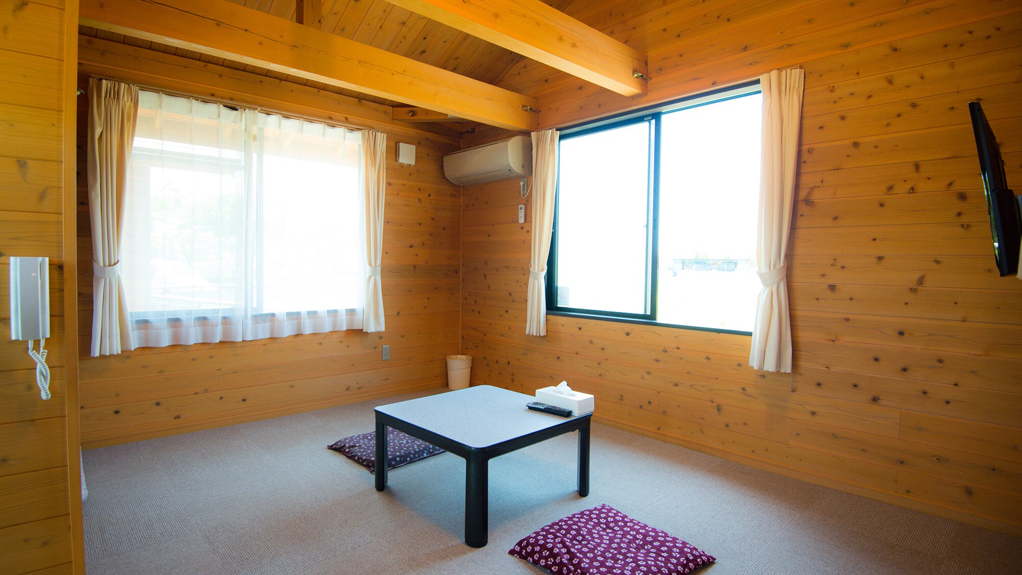 *[Cottage A/B] Please relax in the warm cottage. Here, pets are allowed to run around freely as long as they wear diapers.