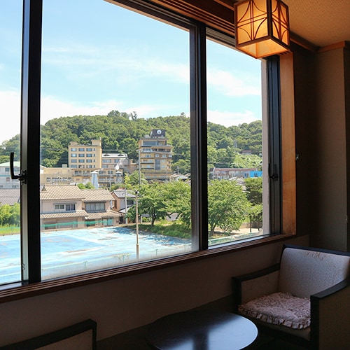 * [Sisi kota Onsen, kamar bergaya Jepang 10 tikar tatami / pemandangan] Menghadap ke kota pemandian air panas Senami