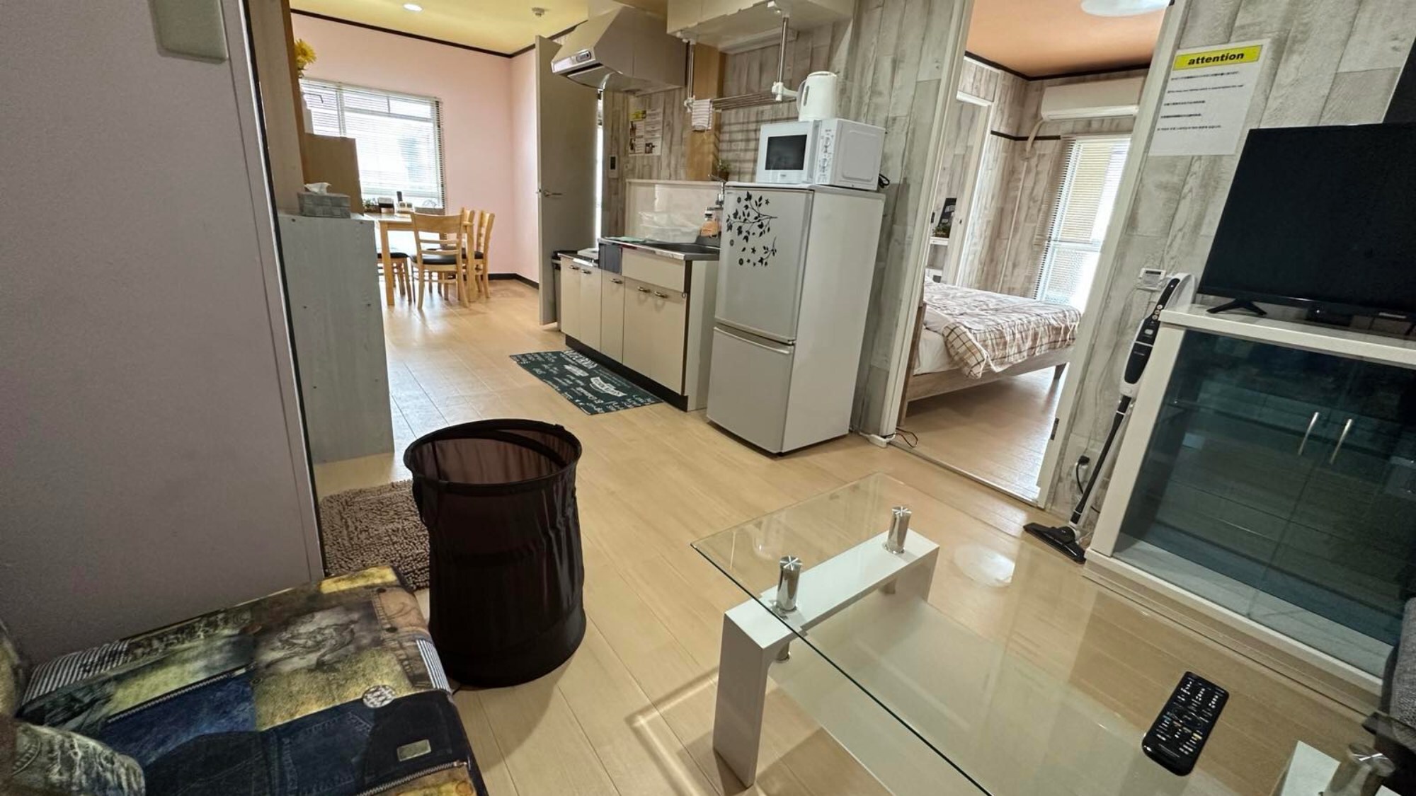 ・[Room 303/Living] There are two tables in addition to the dining room, so you can dine with a large number of people.