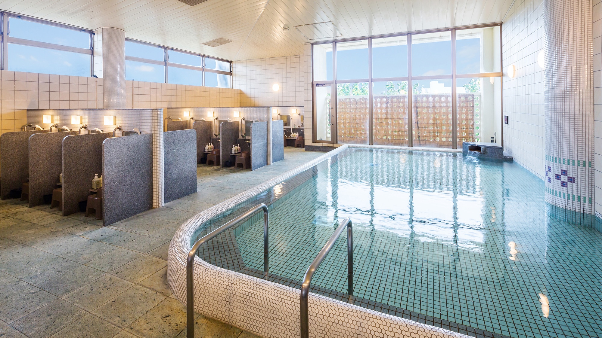 [Large public bath] Women's bath: Ultra-soft water made from filtered and polished groundwater gently envelops the skin.