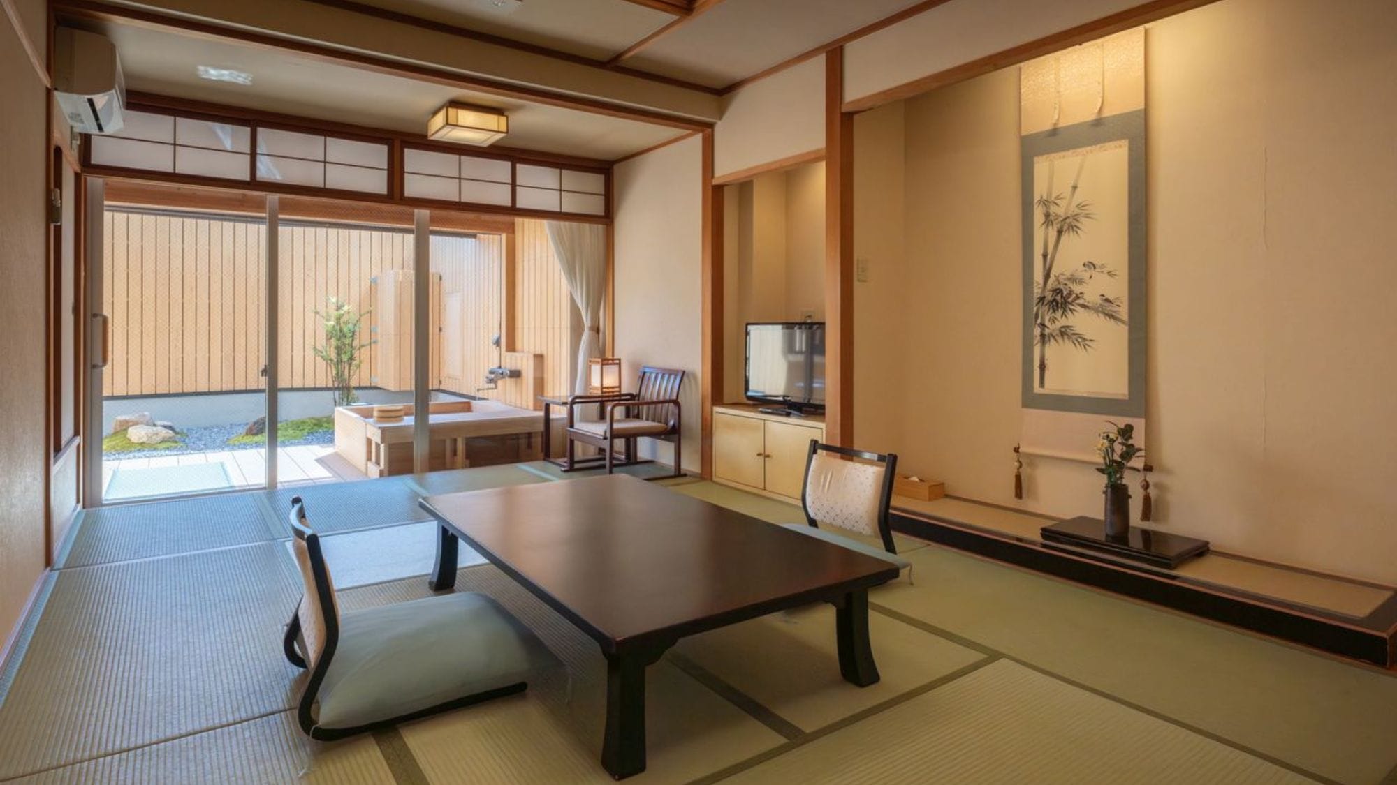 [Japanese-style room, 10 tatami mats] Guest room with hot spring bath and open-air bath / Bathtub made of cypress wood from Okayama Prefecture