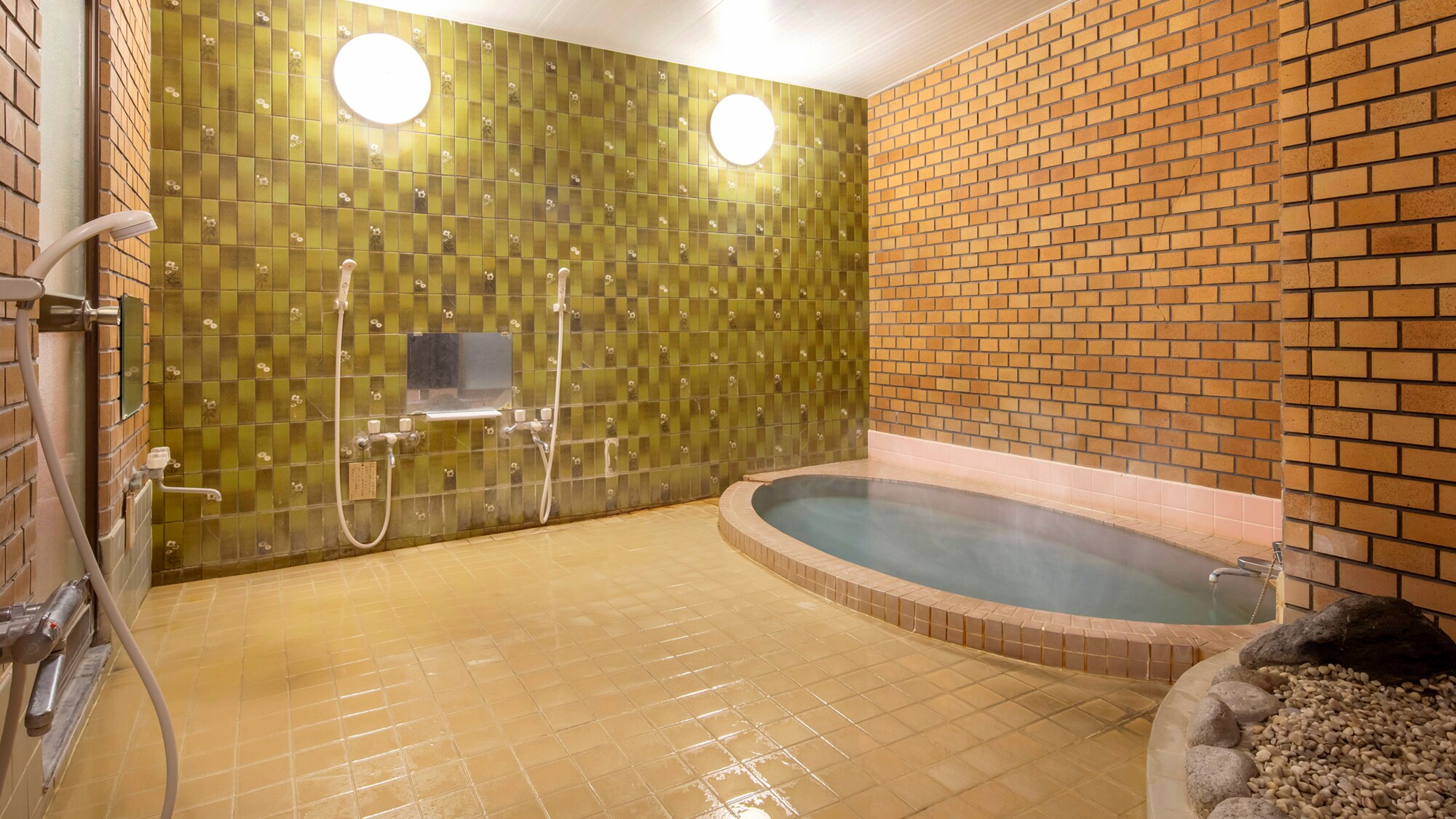[Indoor bath (large bath)] A rare retro tiled bathroom. Fresh Atami natural hot spring water flows directly from the source.