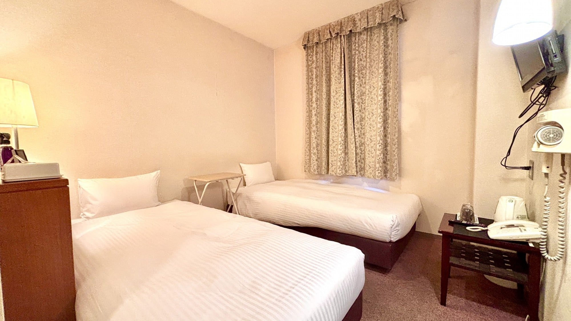 [ห้องพัก: [ปลอดบุหรี่] เตียงคู่แบบประหยัด (เตียงกว้าง 100 ซม. x 2)] ไม่มีตู้เย็นในห้อง *มีห้องน้ำและห้องสุขา