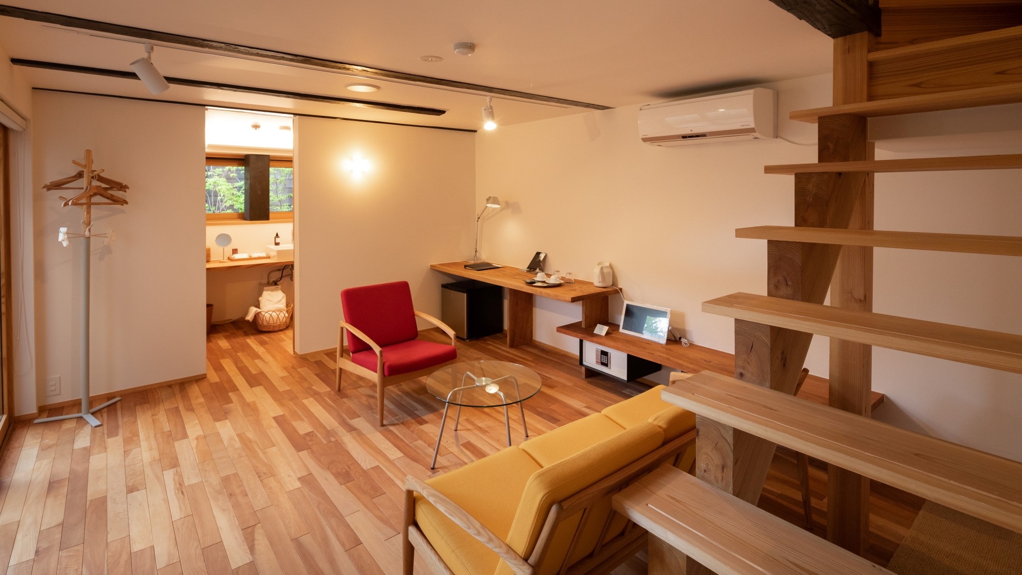 [KURA02] Living room on the 1st floor. A private garden spreads out in front