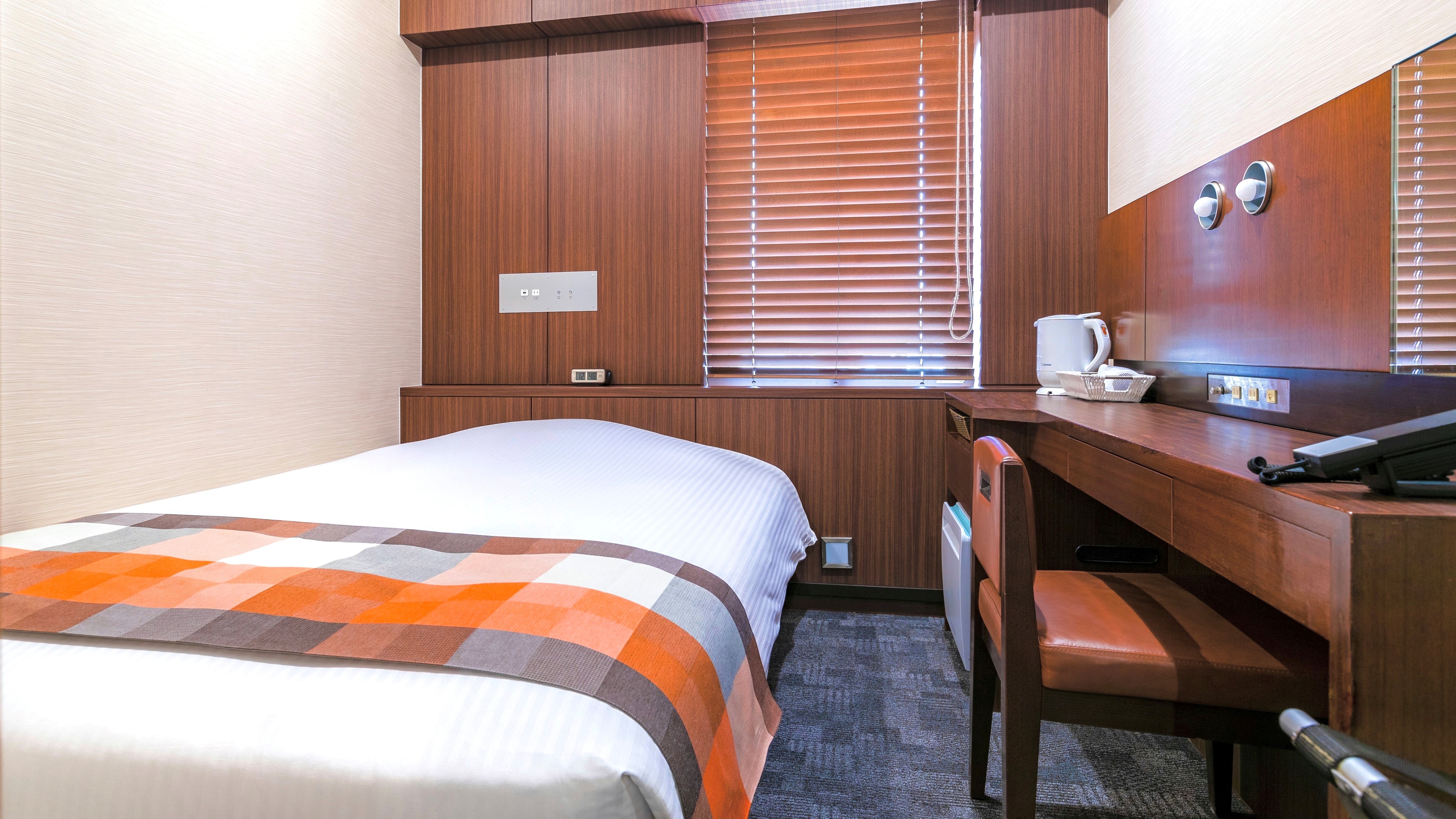 Compact double room [orange plaid / non-smoking / 13 square meters] = 8F * Bed width: 140 cm
