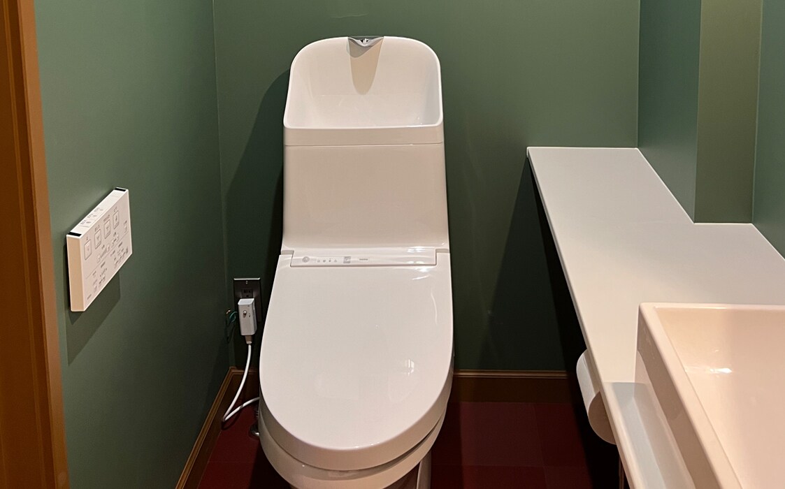 It's a simple and clean bathroom.