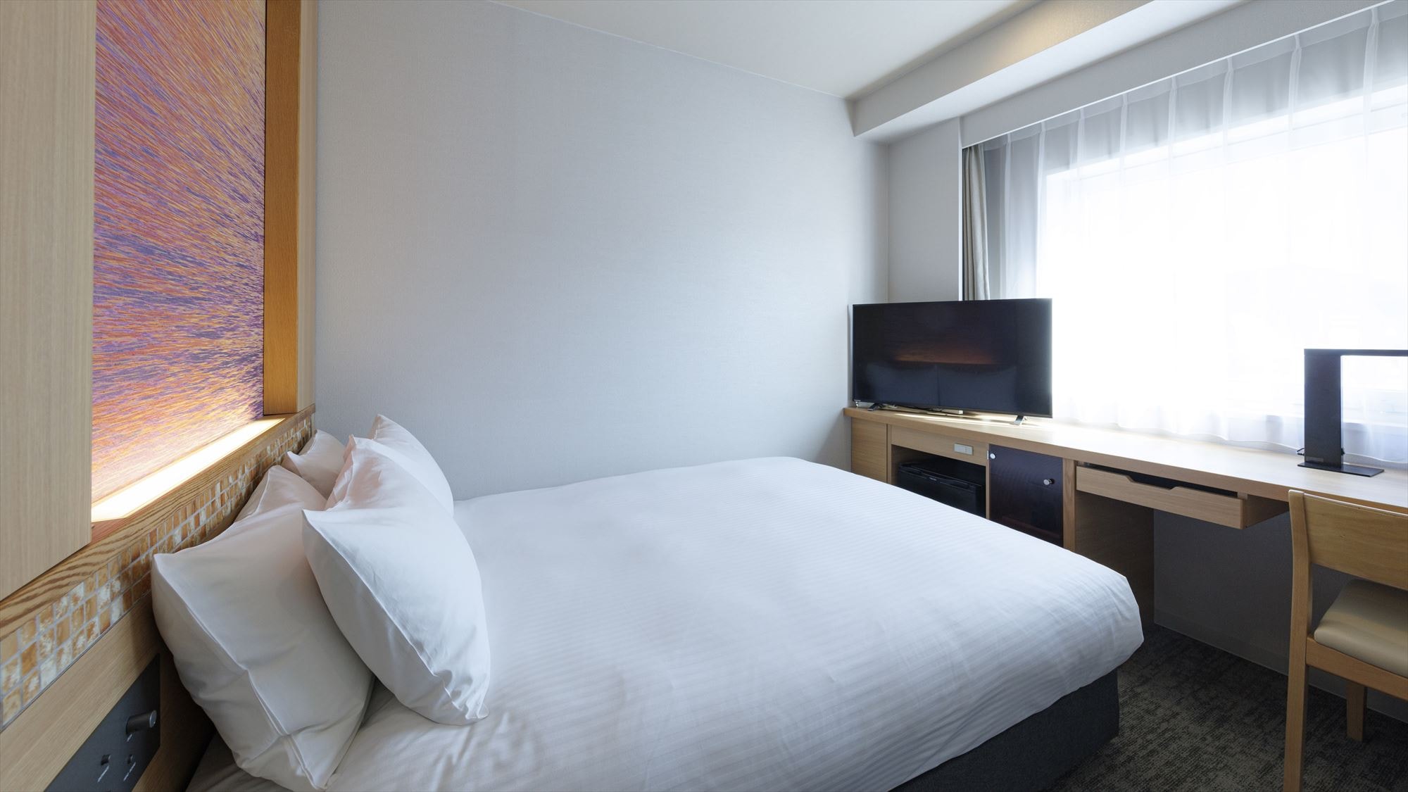 [Standard Double 15㎡] A neat and tidy room with a desk layout on the window side